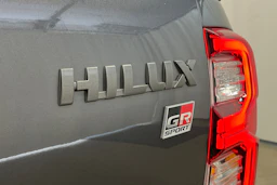 met. harmaa Toyota Hilux 2023 kuva 17.