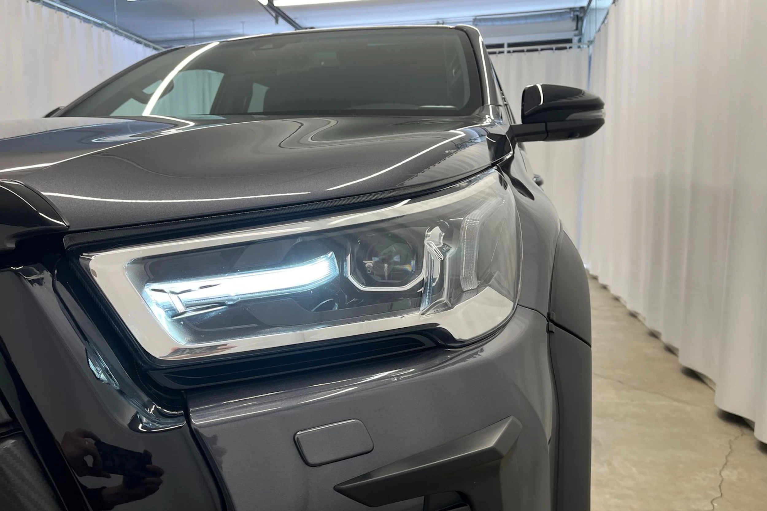 met. harmaa Toyota Hilux 2023 kuva 25.