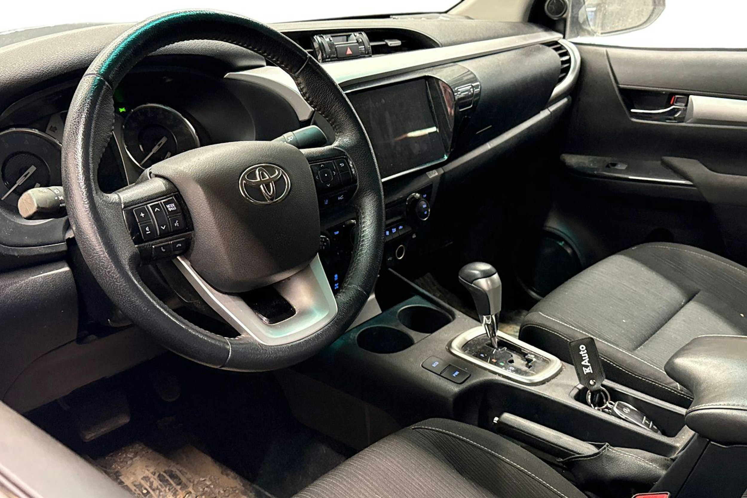 valkoinen Toyota Hilux 2025 kuva 3.