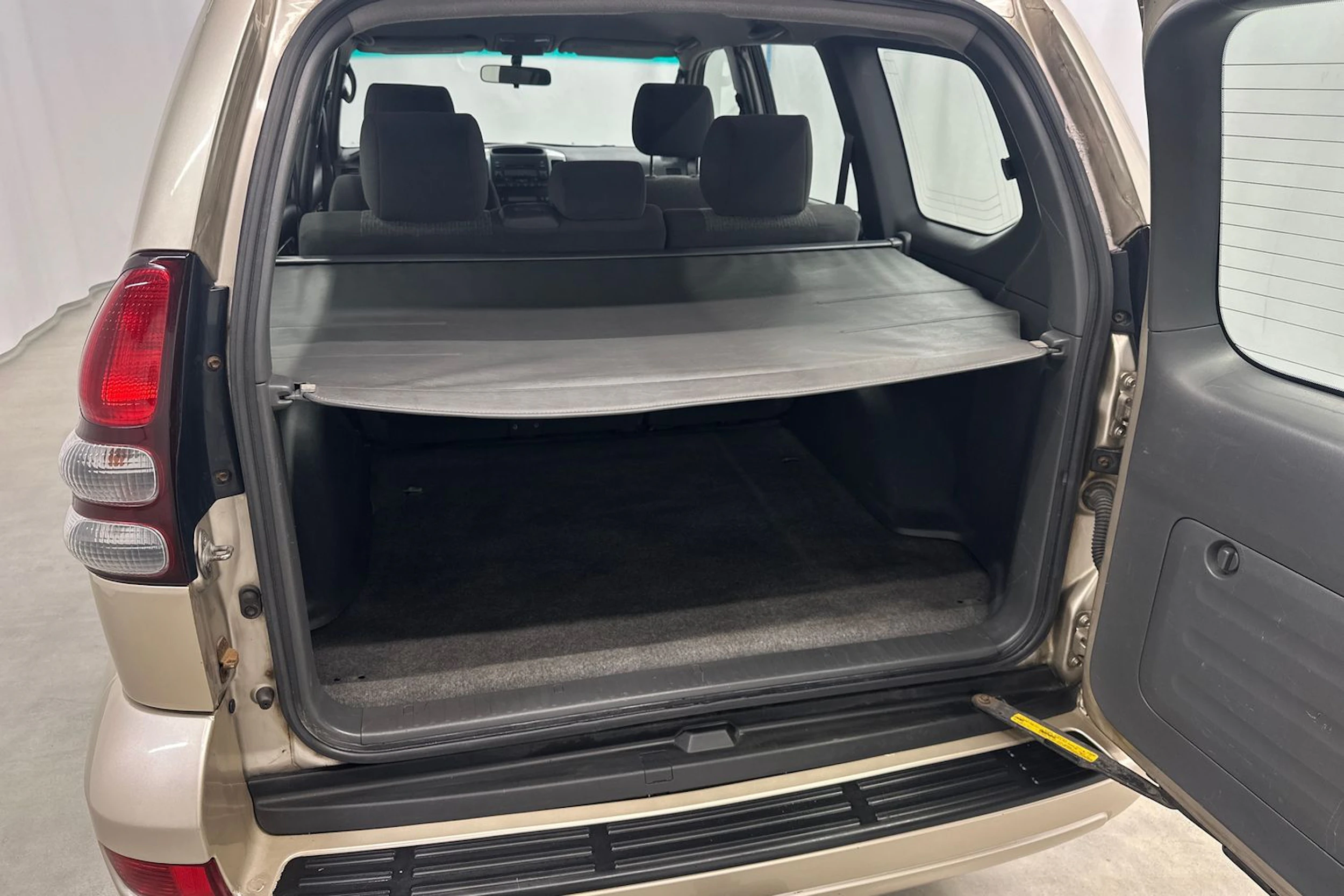 ruskea (beige) Toyota Land Cruiser 2005 kuva 26.