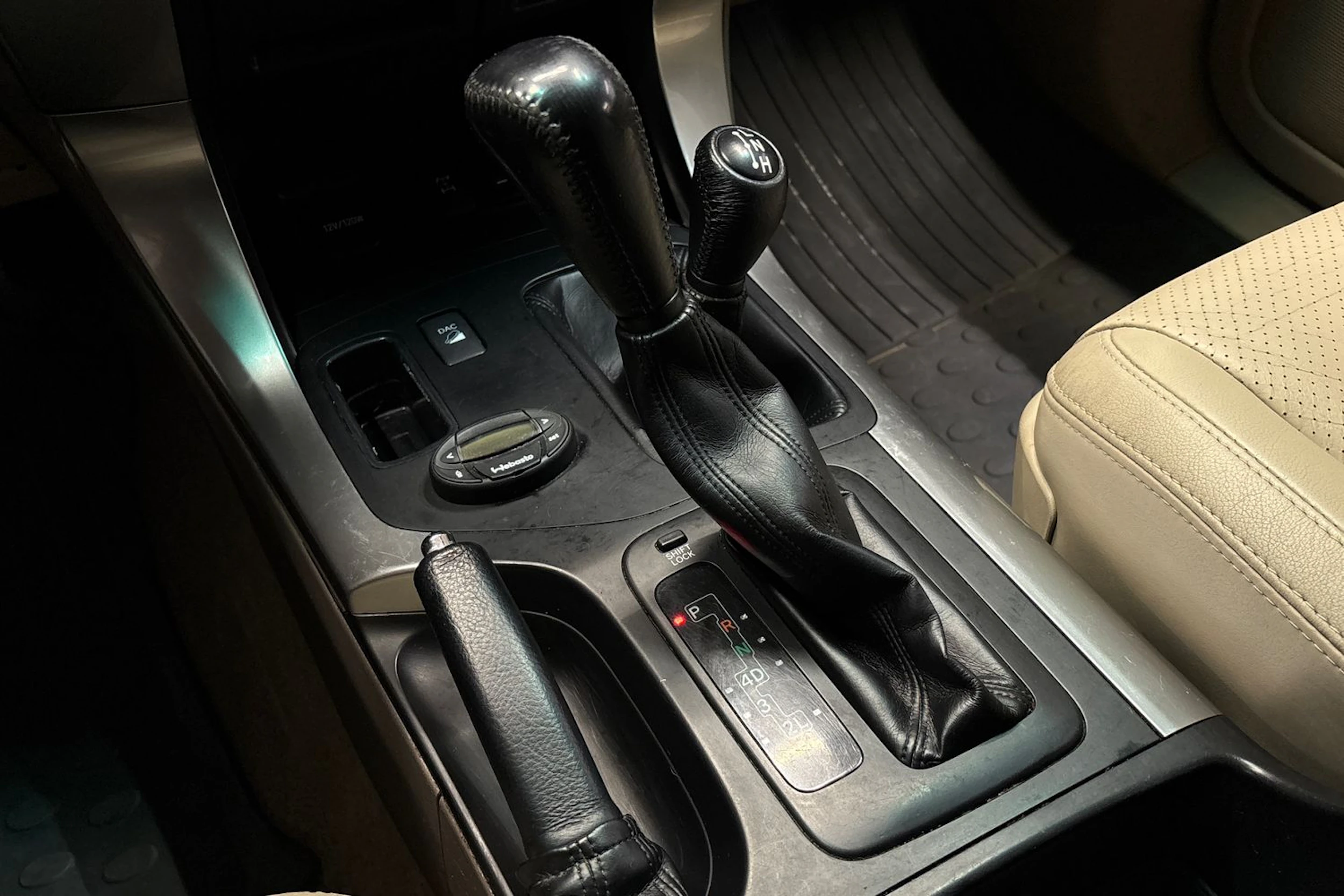 ruskea (beige) Toyota Land Cruiser 2007 kuva 28.