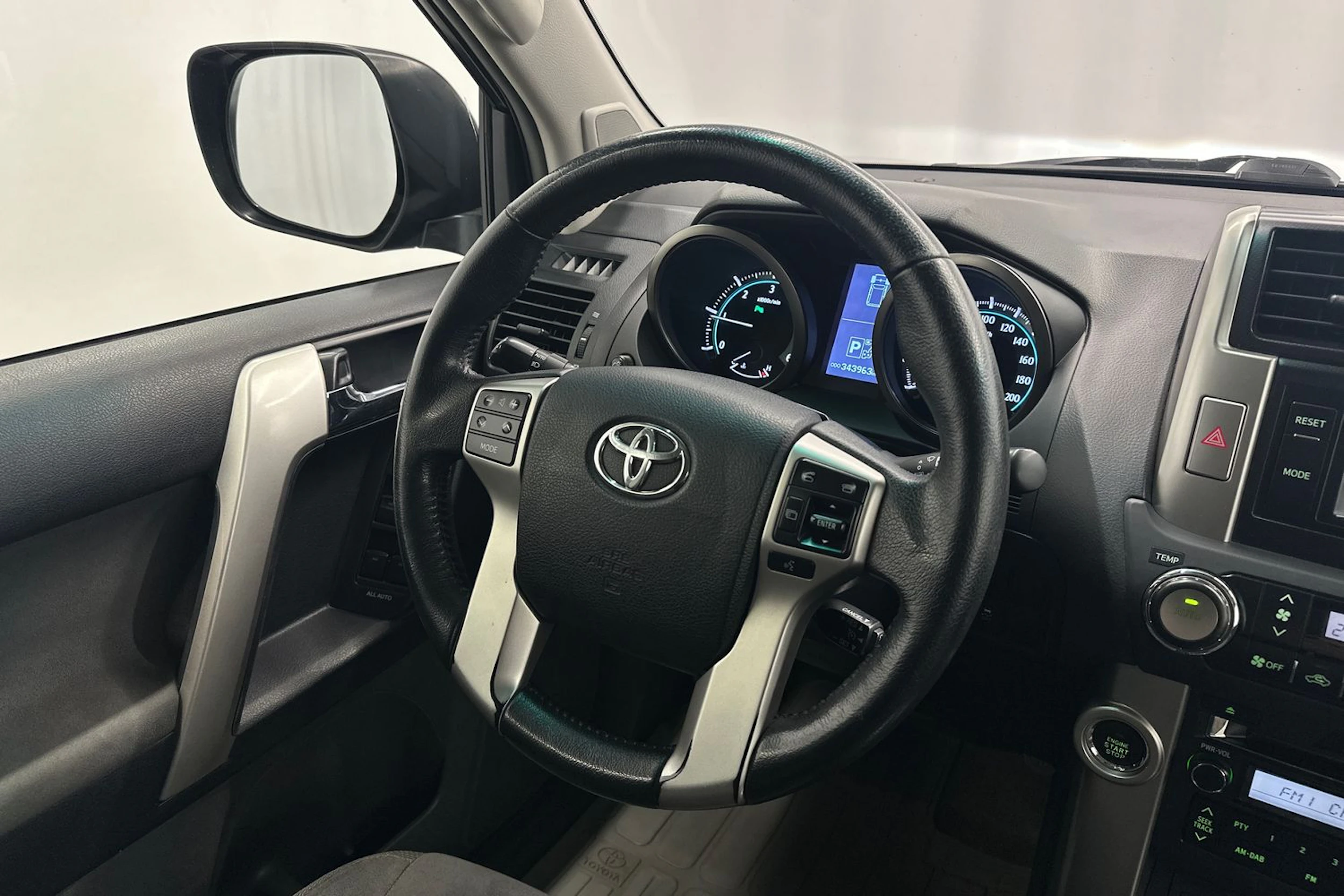 musta Toyota Land Cruiser 2011 kuva 10.