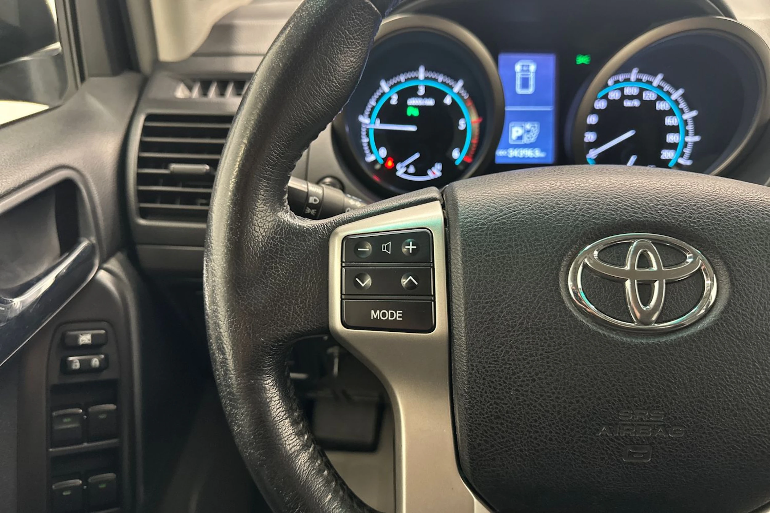 musta Toyota Land Cruiser 2011 kuva 11.