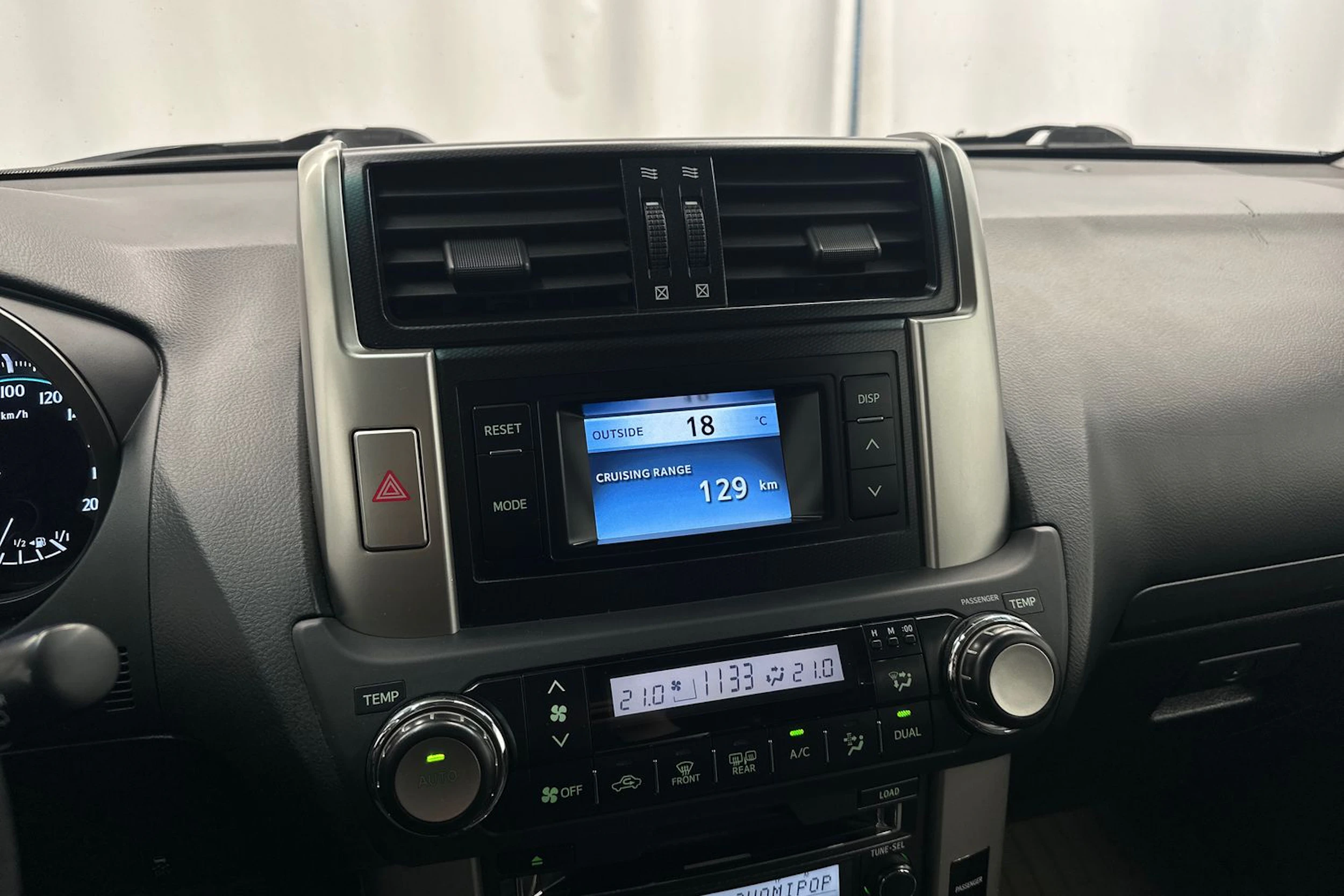 musta Toyota Land Cruiser 2011 kuva 17.