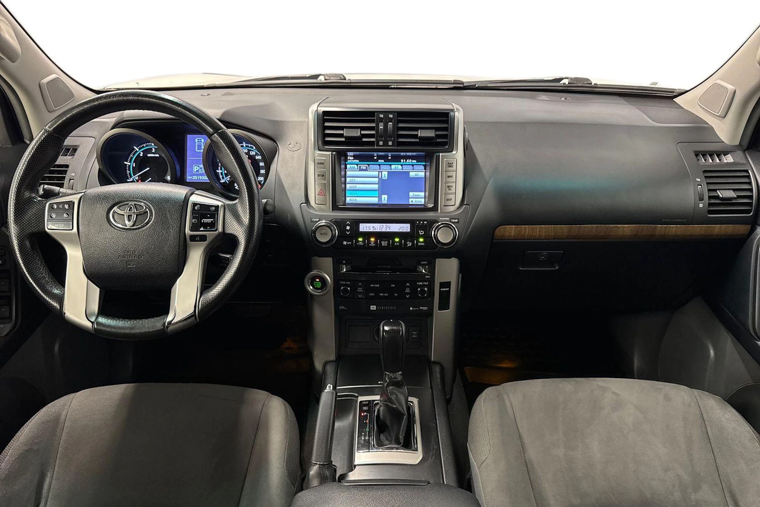 valkoinen Toyota Land Cruiser 2011 kuva 11.