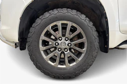 valkoinen Toyota Land Cruiser 2011 kuva 12.