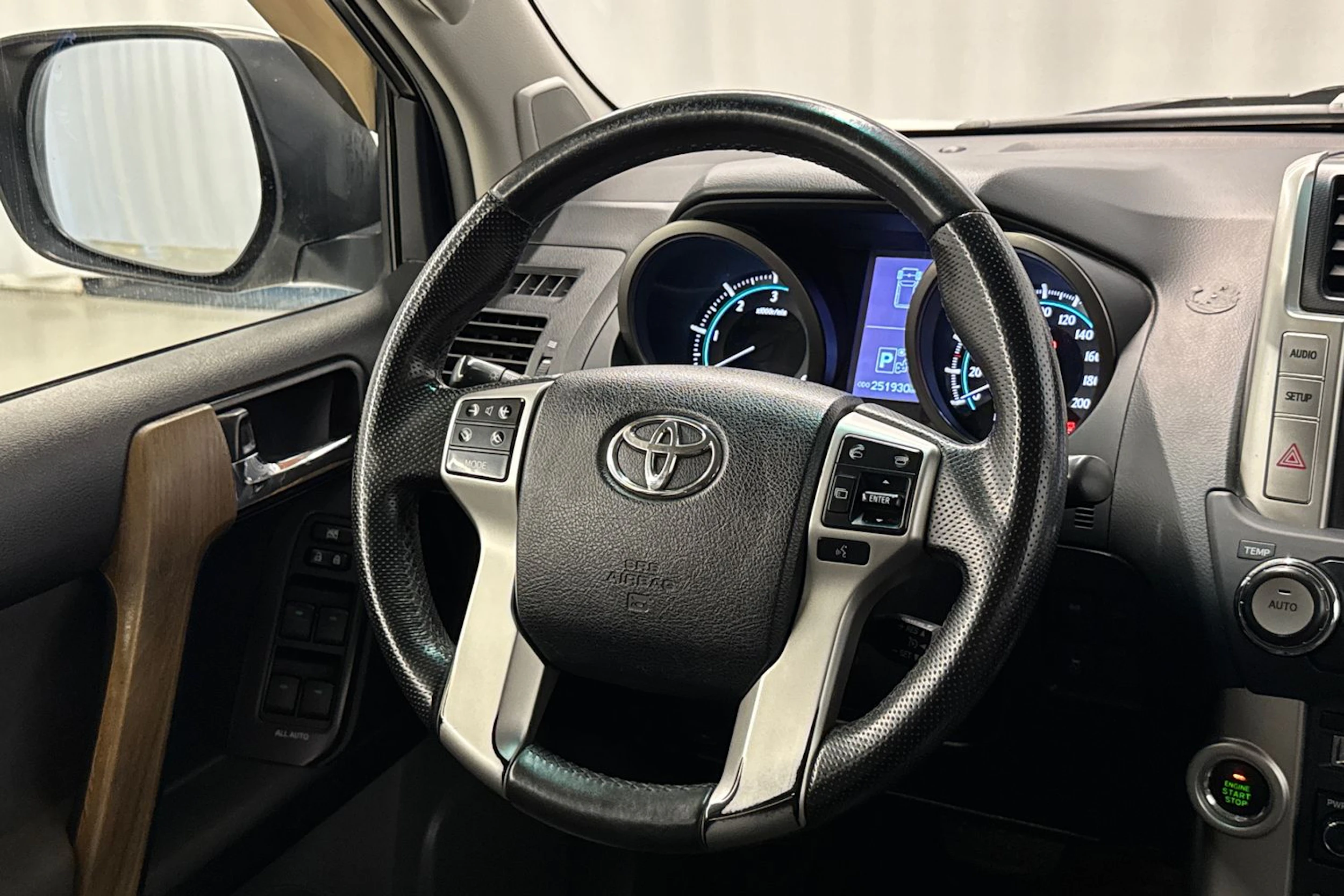 valkoinen Toyota Land Cruiser 2011 kuva 13.