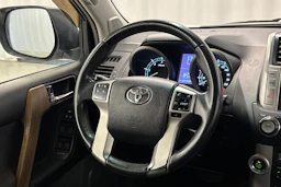 valkoinen Toyota Land Cruiser 2011 kuva 13.