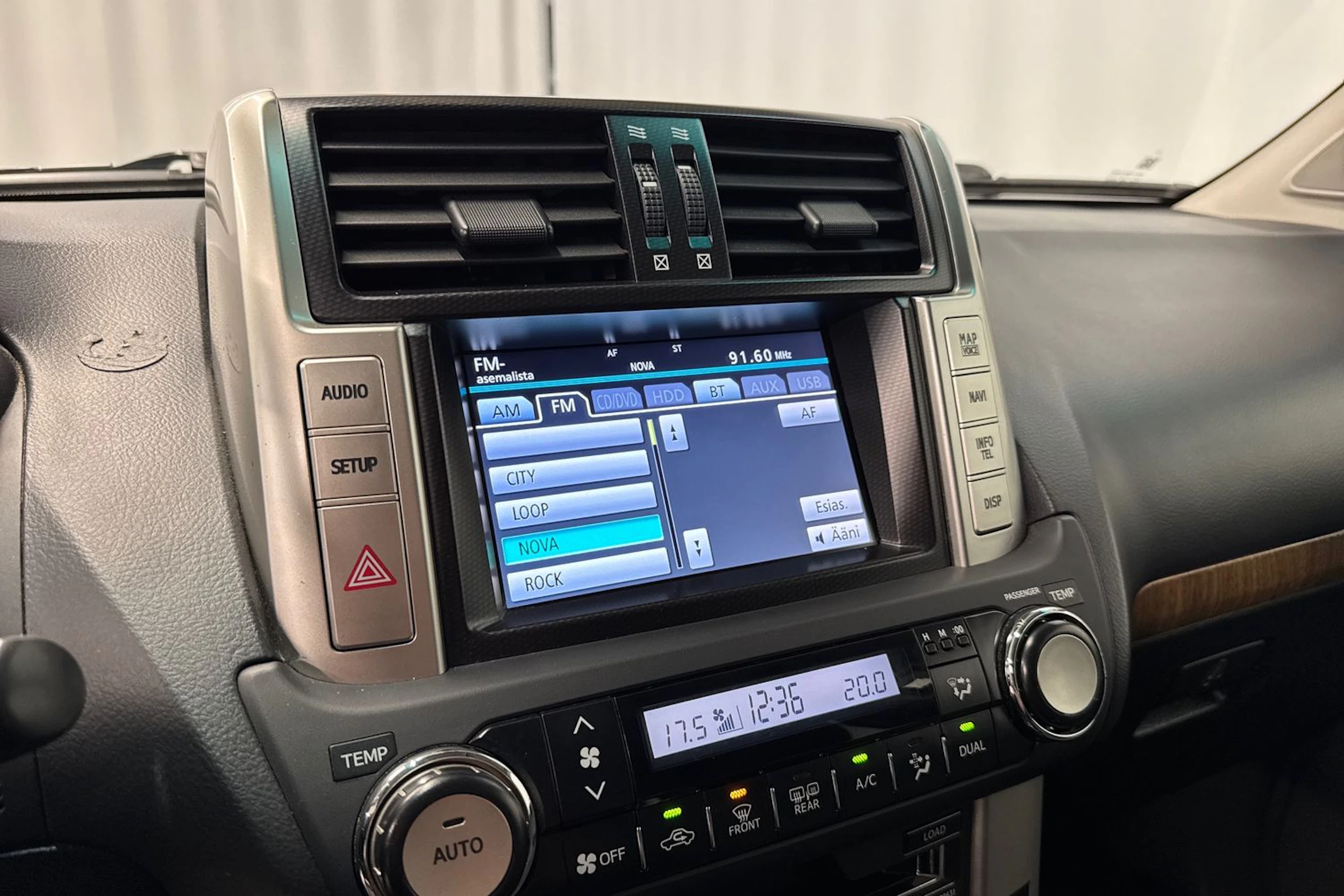 valkoinen Toyota Land Cruiser 2011 kuva 19.