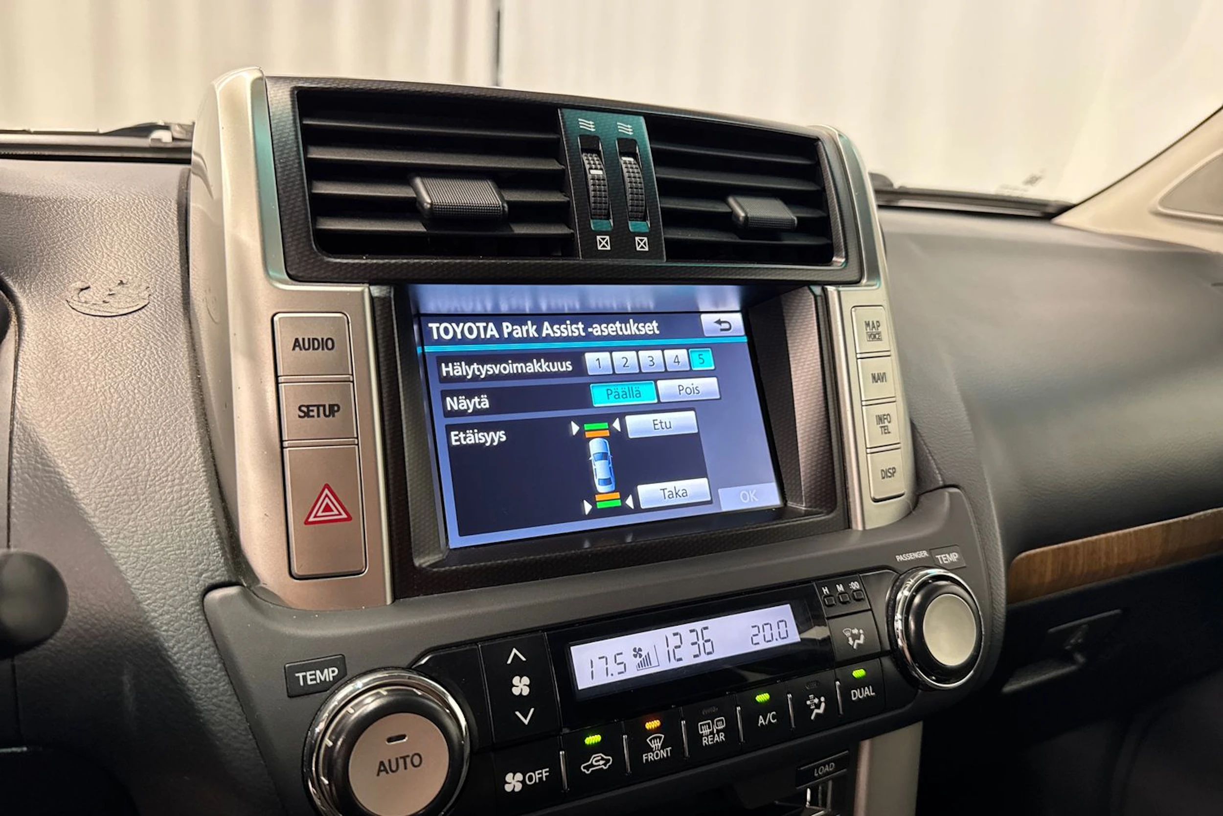 valkoinen Toyota Land Cruiser 2011 kuva 20.