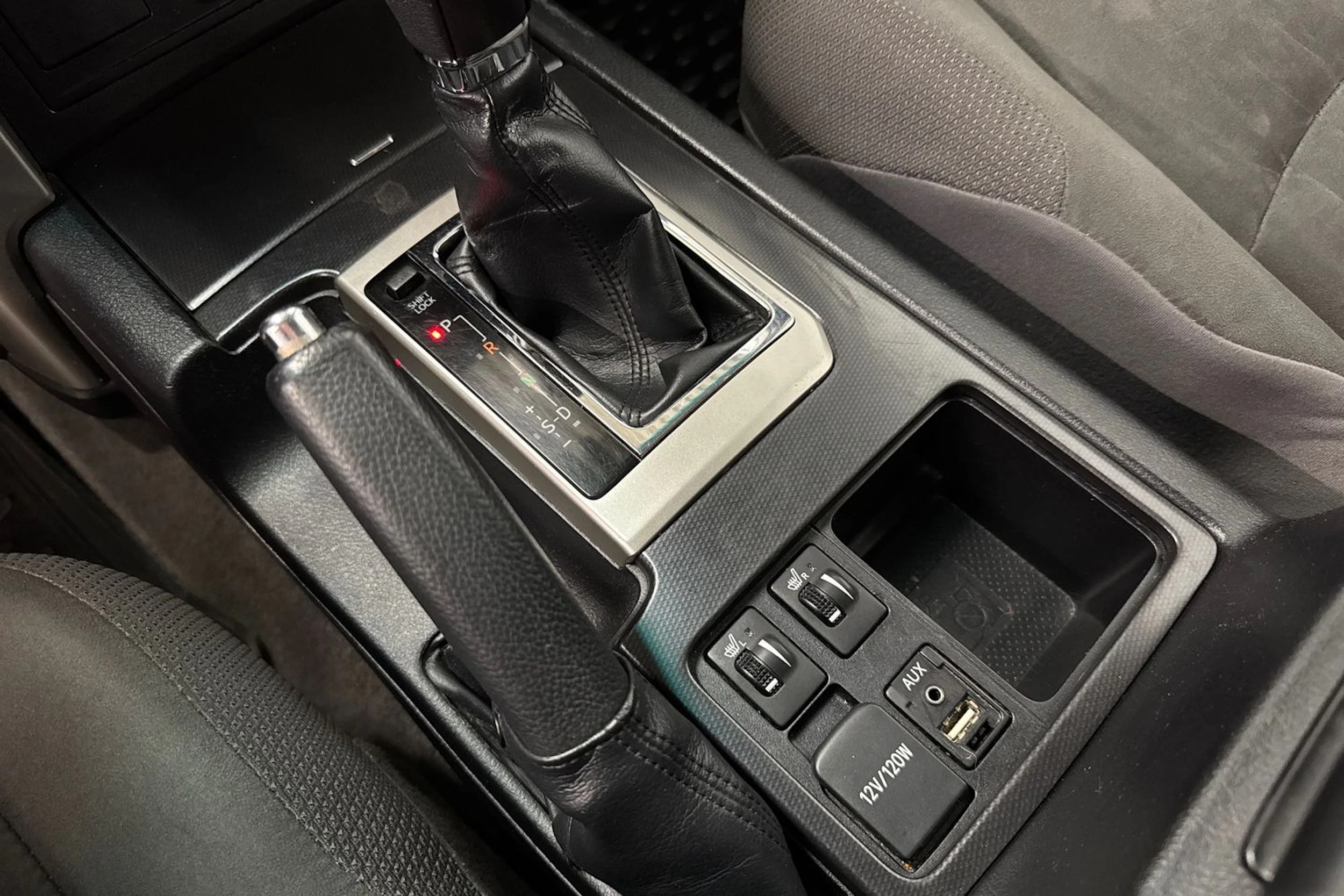 valkoinen Toyota Land Cruiser 2011 kuva 23.
