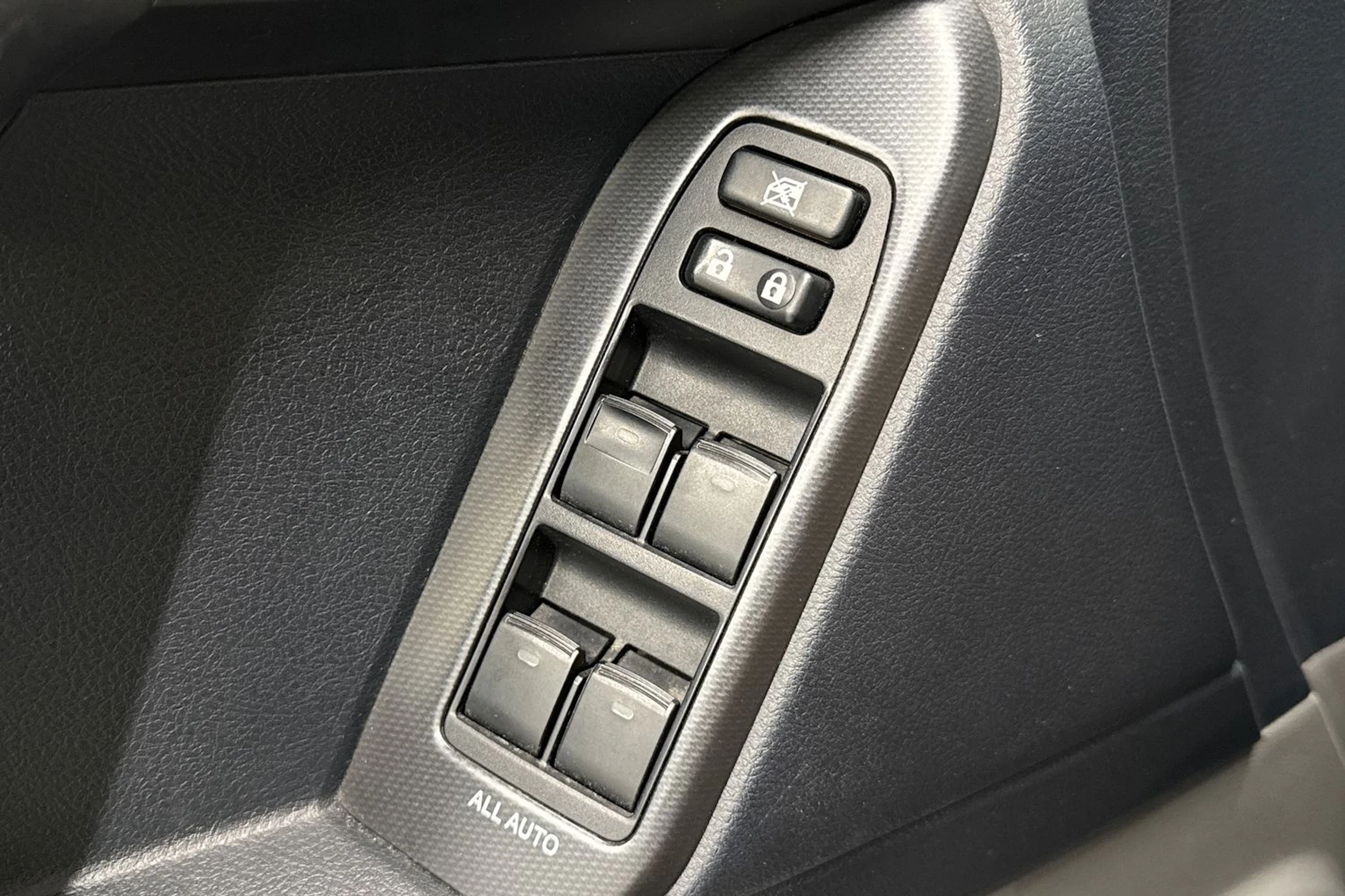 valkoinen Toyota Land Cruiser 2011 kuva 26.