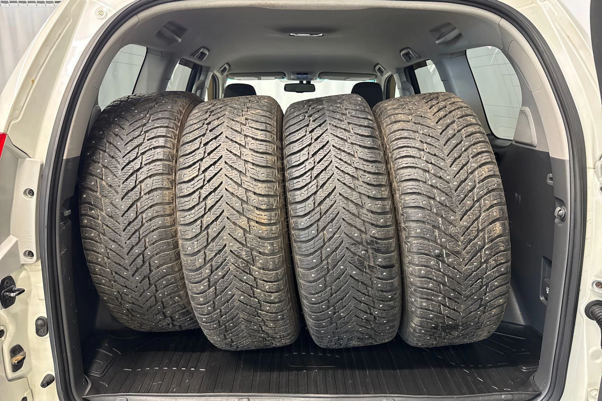 valkoinen Toyota Land Cruiser 2011 kuva 30.