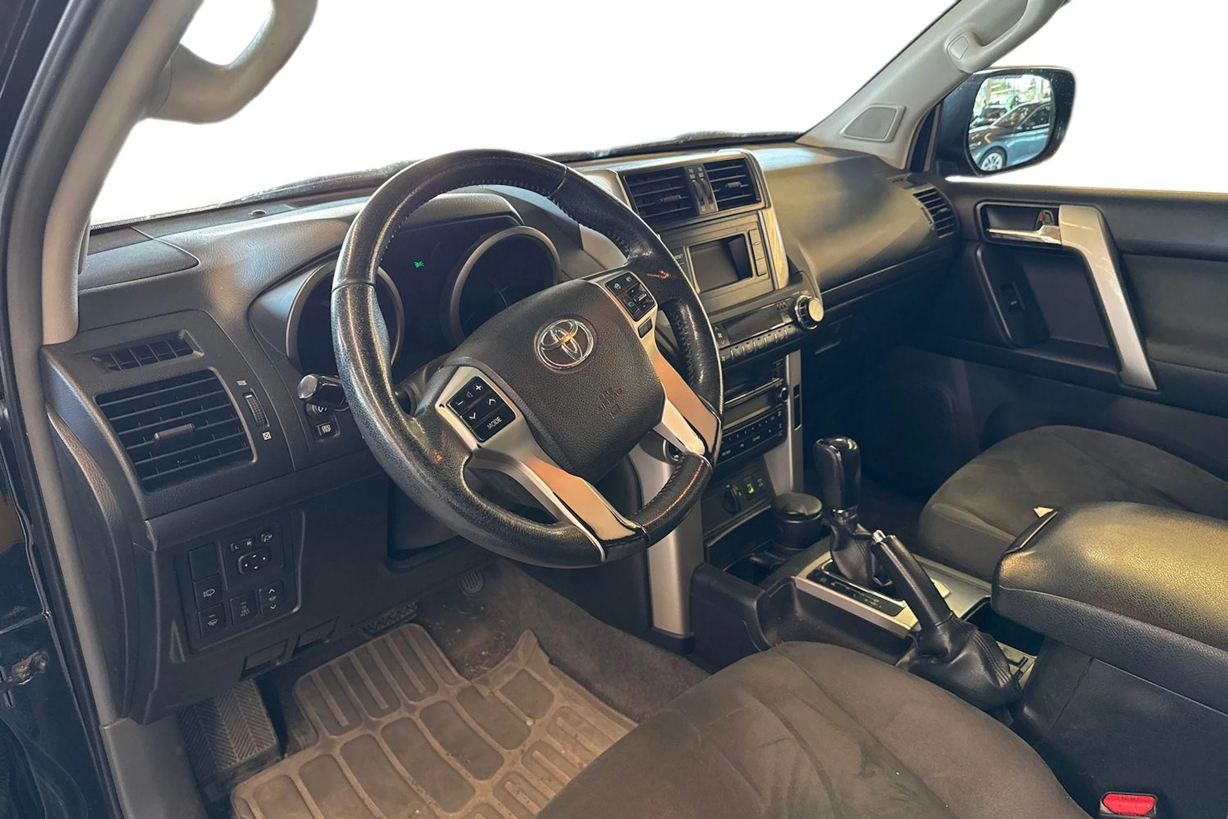 musta Toyota Land Cruiser 2011 kuva 3.