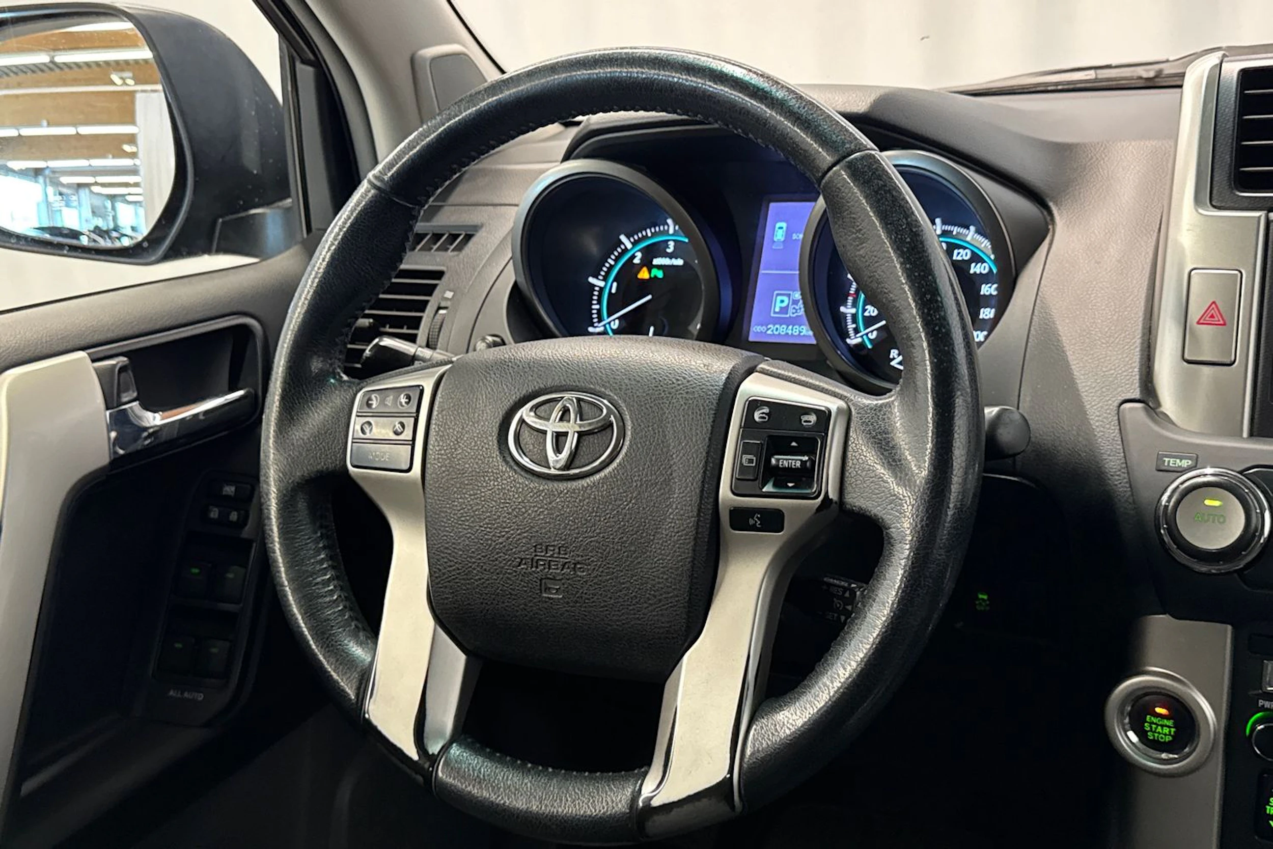 musta Toyota Land Cruiser 2011 kuva 10.