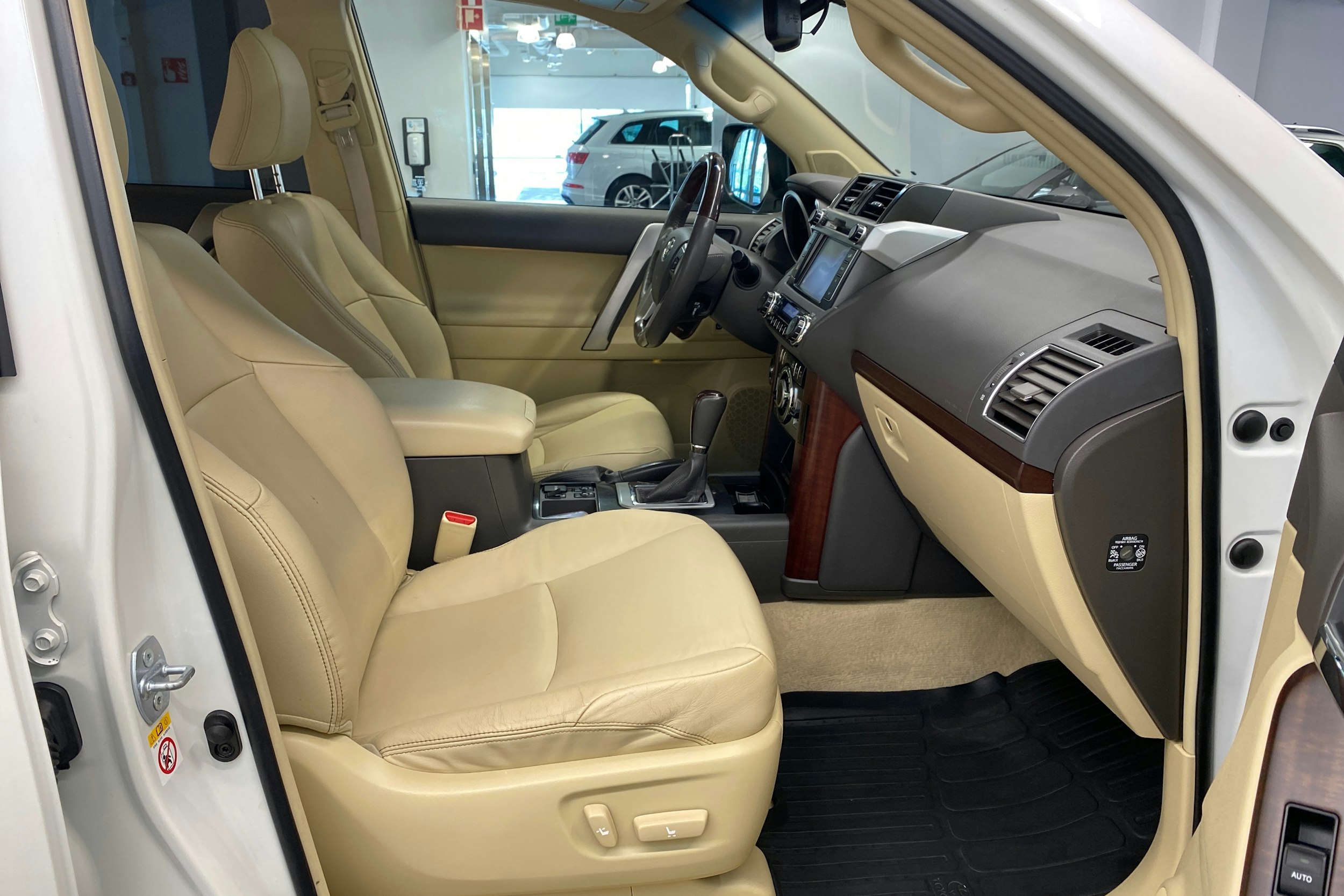 valkoinen Toyota Land Cruiser 2015 kuva 39.