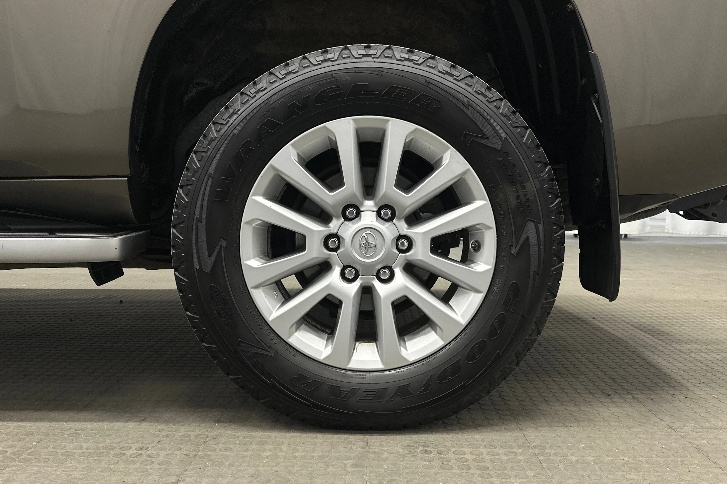 ruskea (beige) Toyota Land Cruiser 2016 kuva 13.