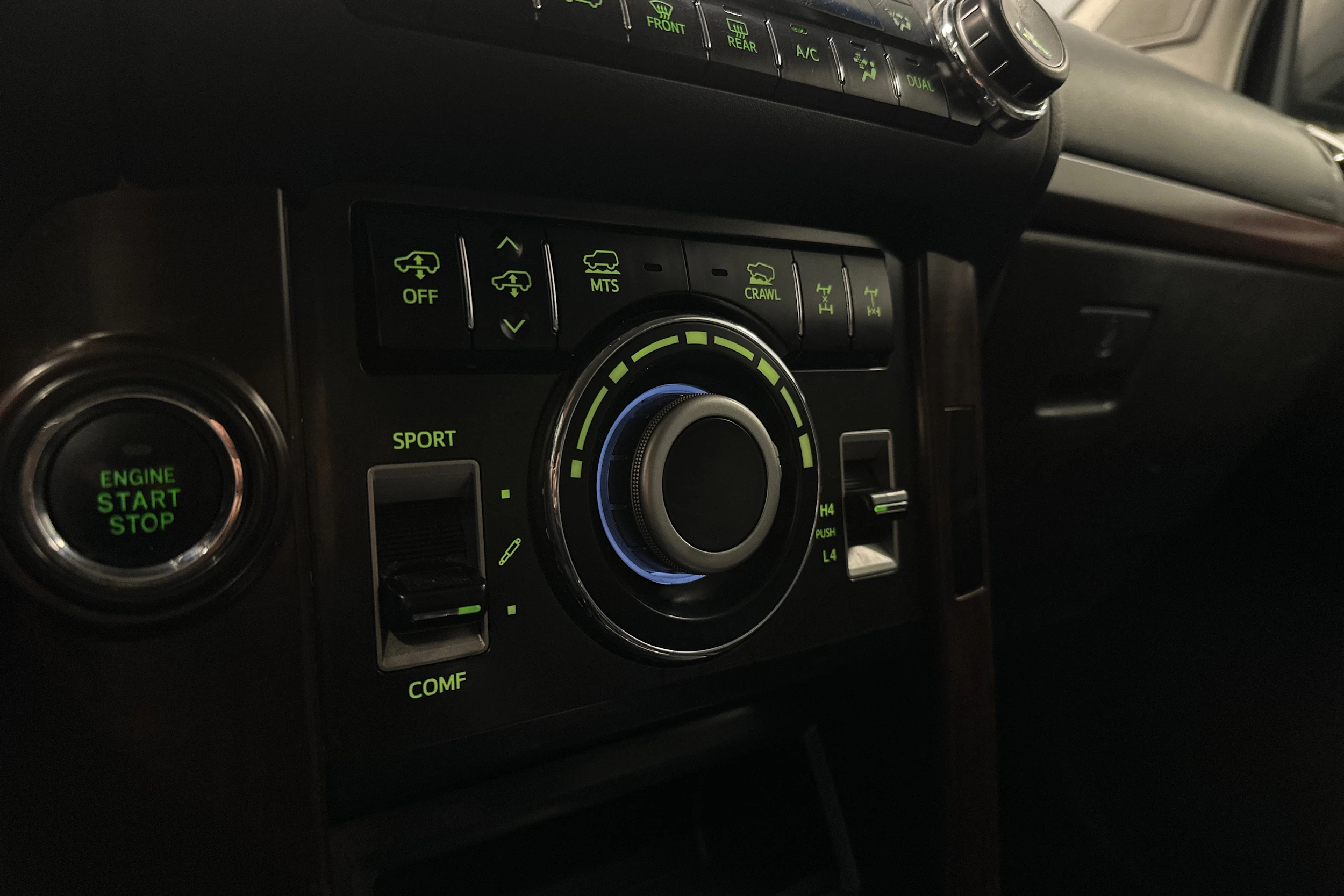 ruskea (beige) Toyota Land Cruiser 2016 kuva 24.