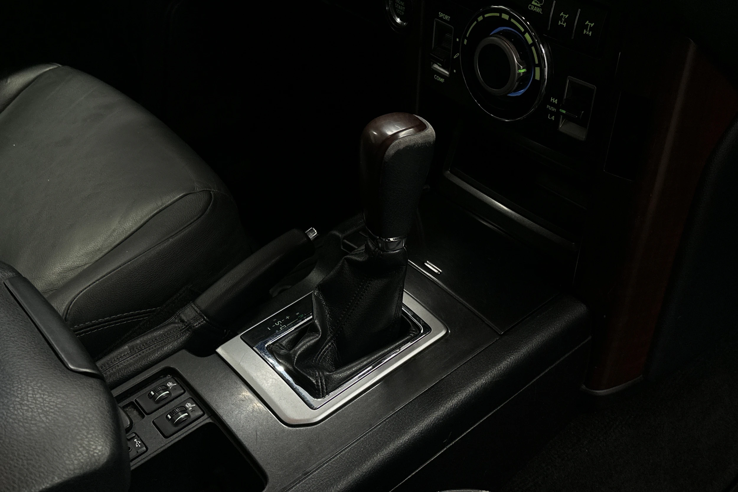 ruskea (beige) Toyota Land Cruiser 2016 kuva 26.
