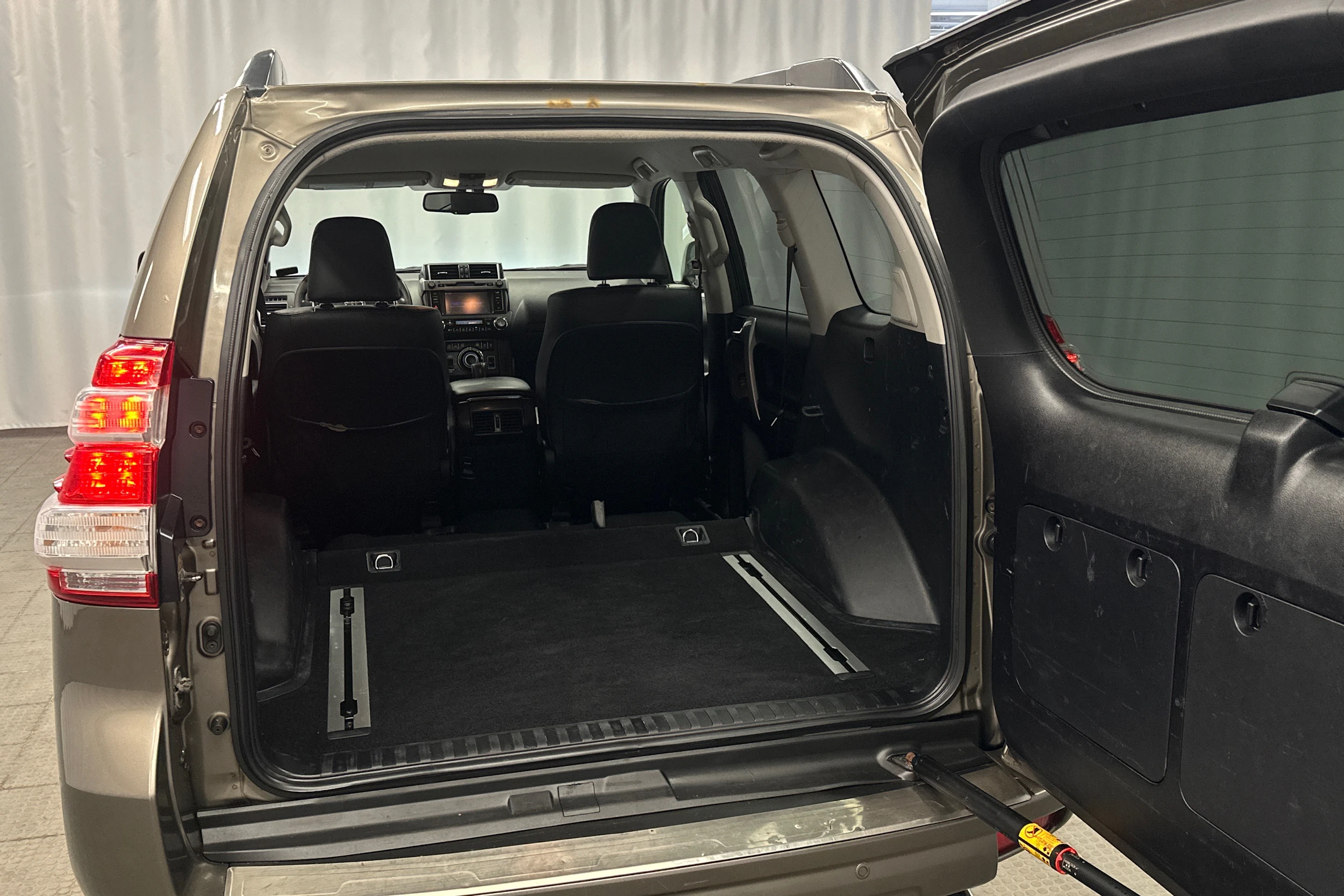 ruskea (beige) Toyota Land Cruiser 2016 kuva 31.