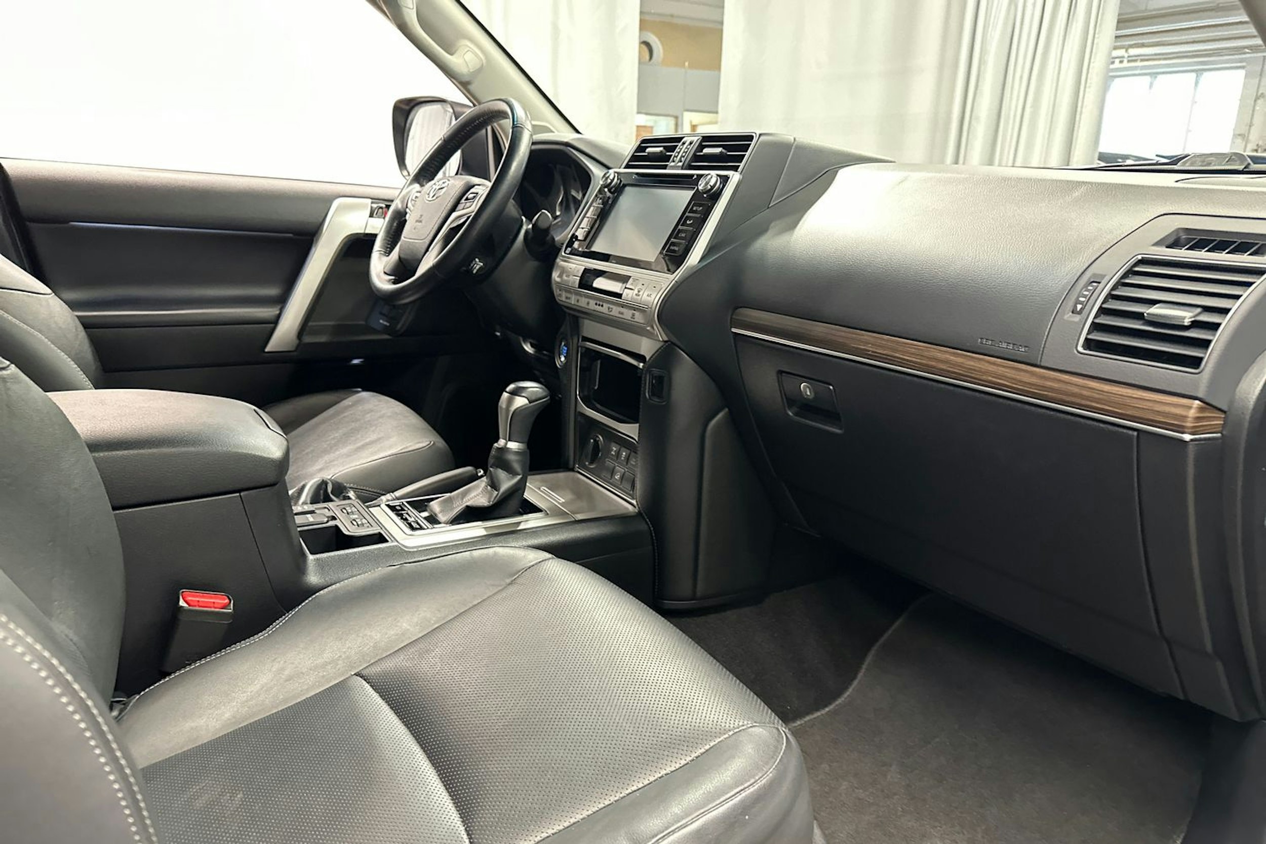 sininen Toyota Land Cruiser 2018 kuva 13.
