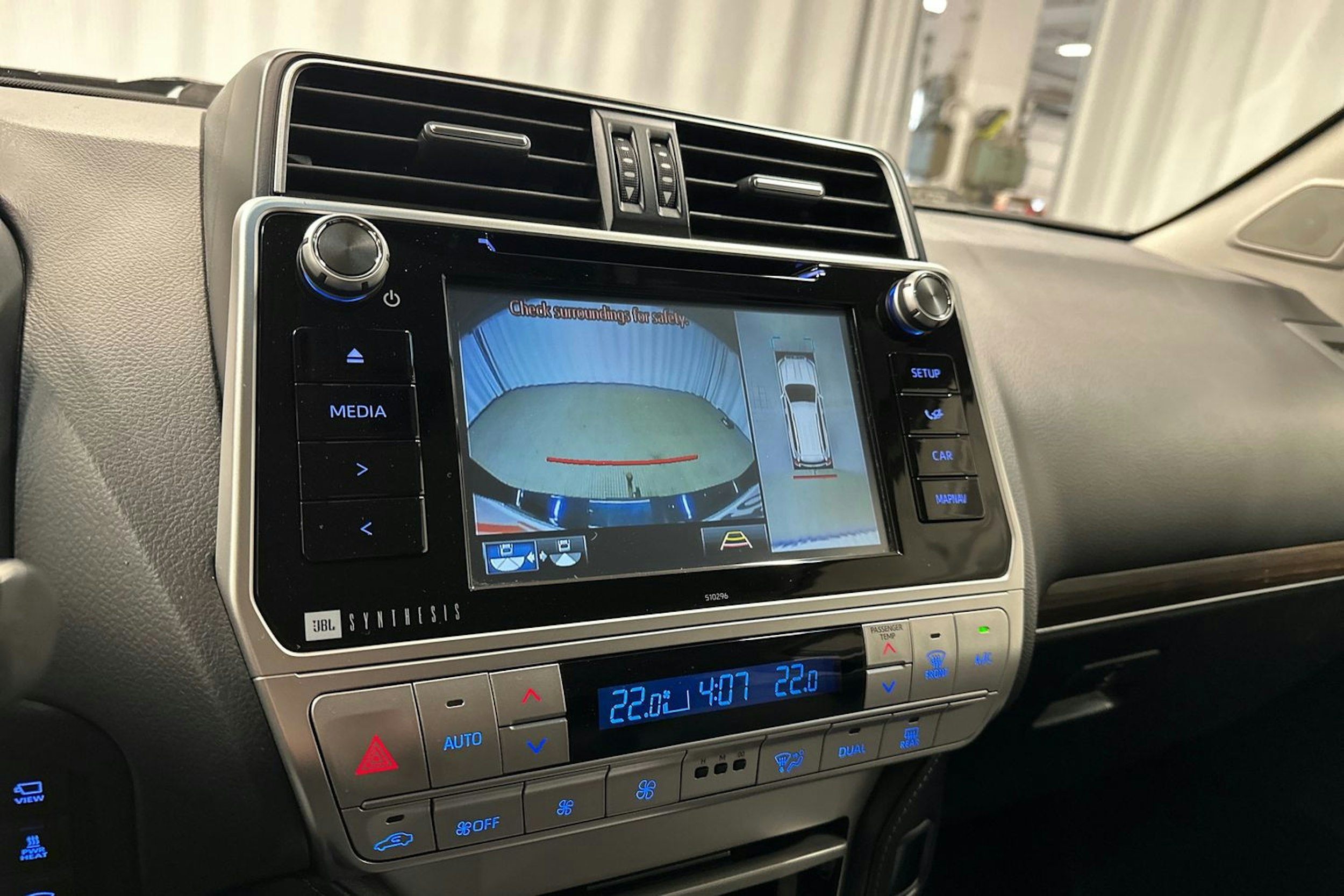 sininen Toyota Land Cruiser 2018 kuva 18.