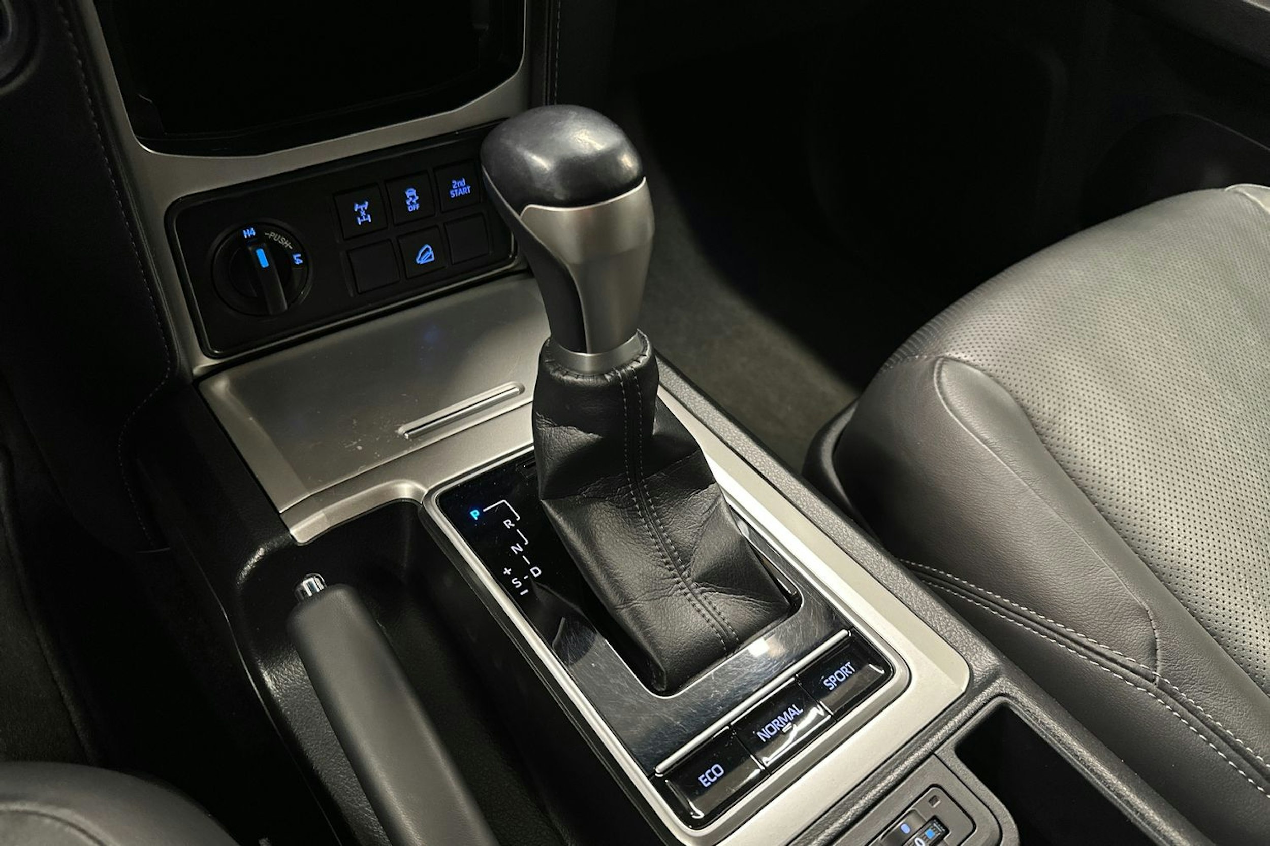 sininen Toyota Land Cruiser 2018 kuva 22.