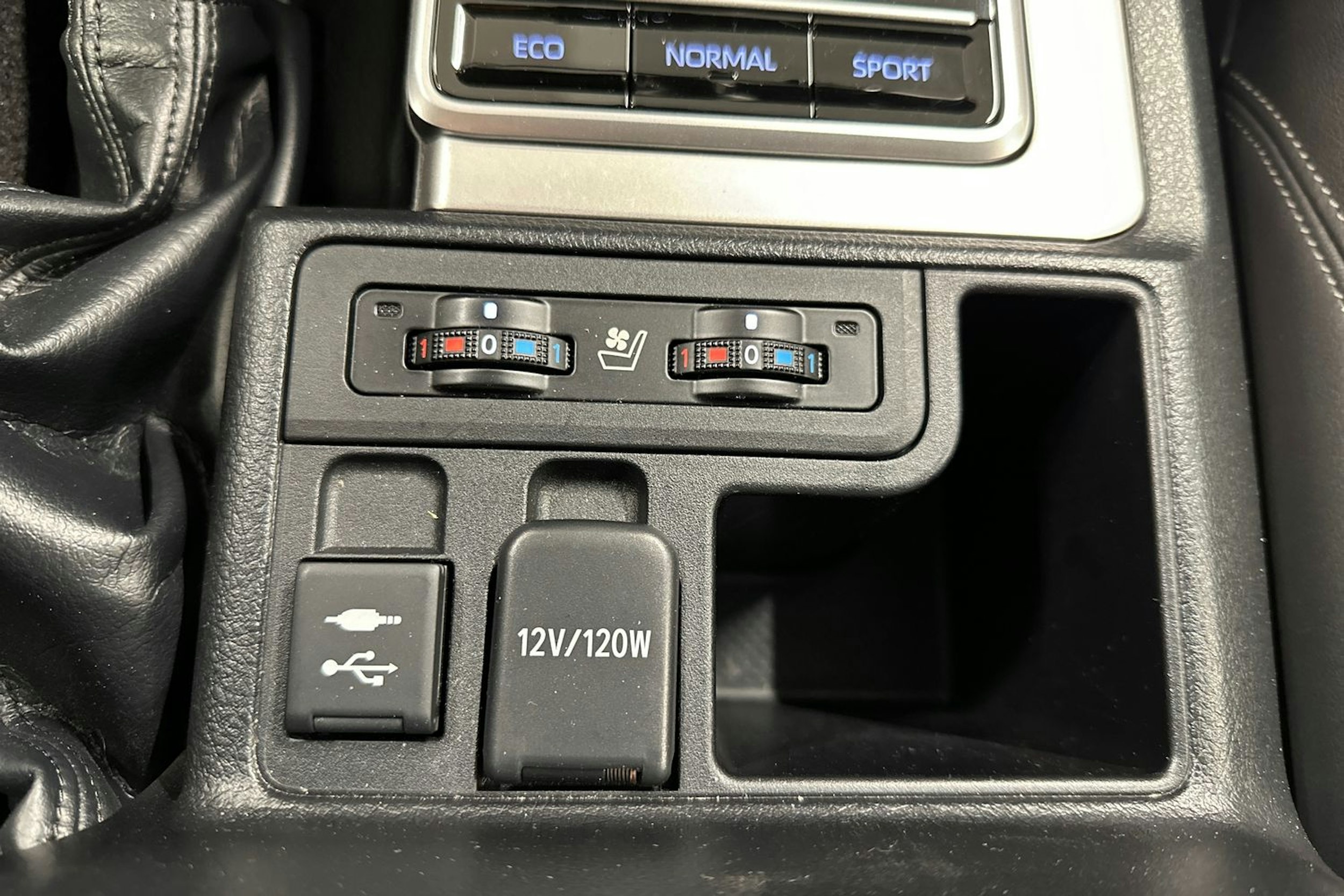 sininen Toyota Land Cruiser 2018 kuva 23.