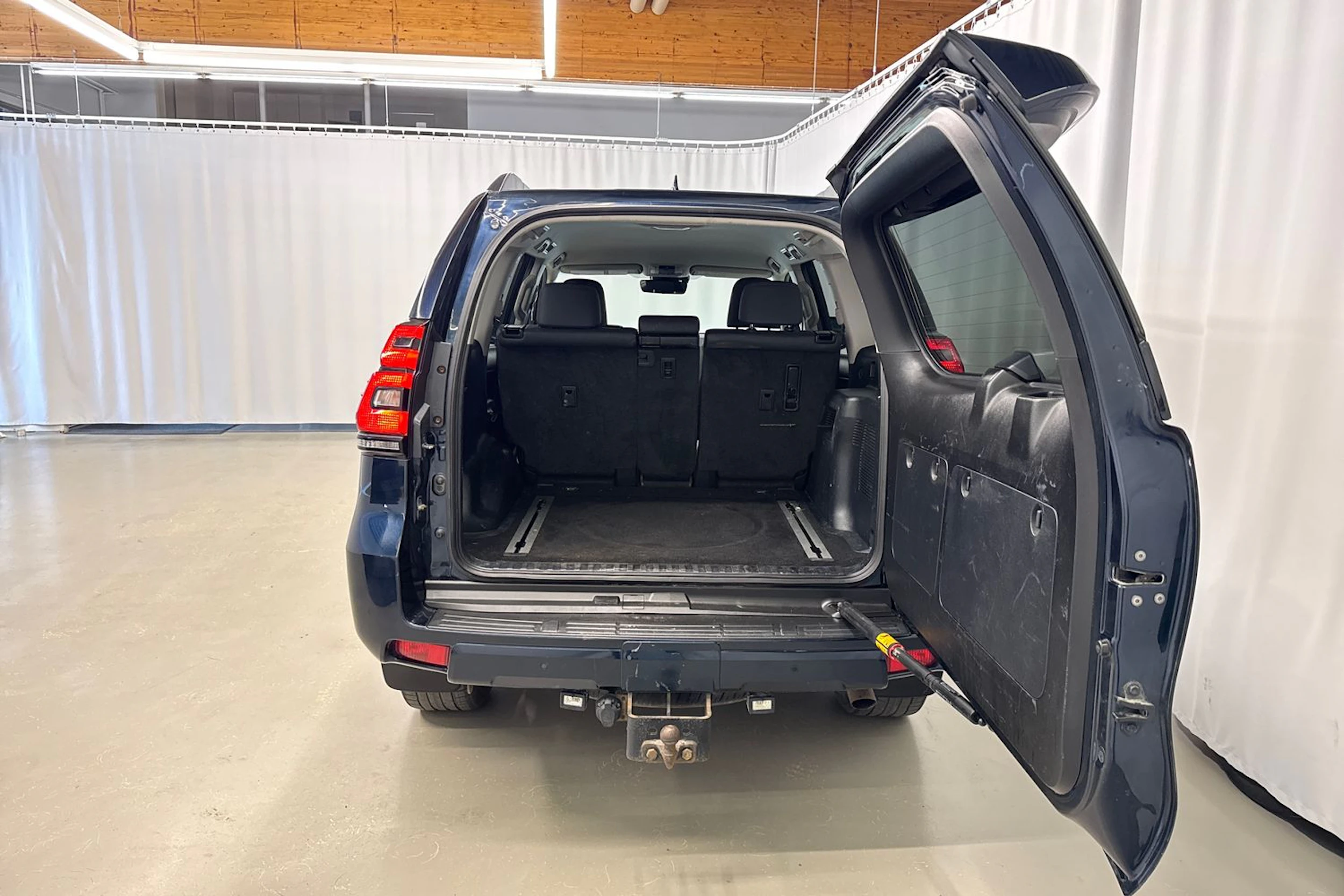 sininen Toyota Land Cruiser 2018 kuva 29.