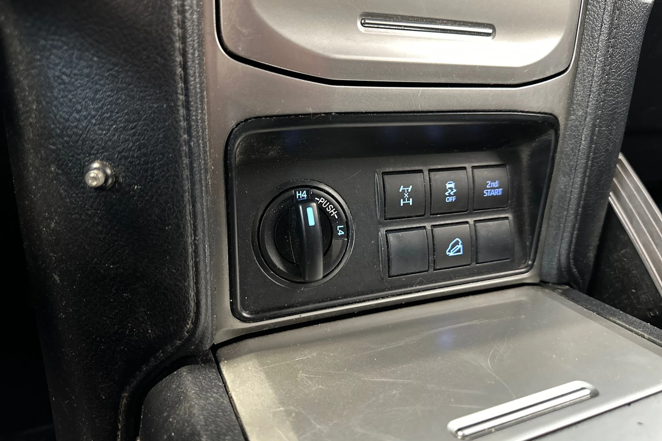 musta Toyota Land Cruiser 2018 kuva 28.