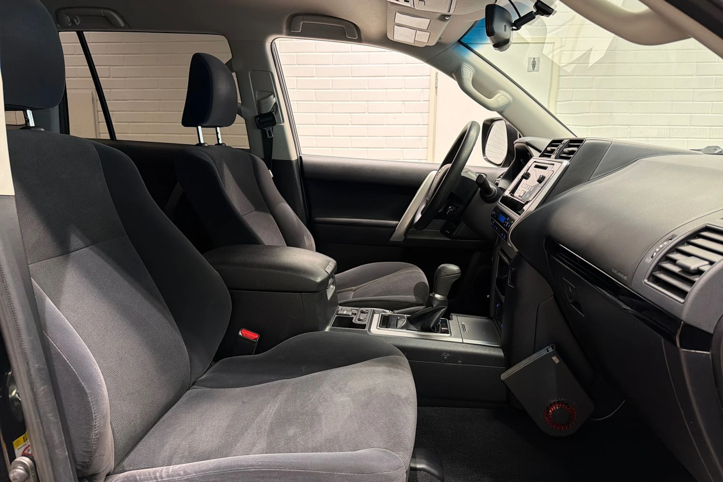 musta Toyota Land Cruiser 2018 kuva 29.