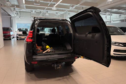 musta Toyota Land Cruiser 2018 kuva 32.