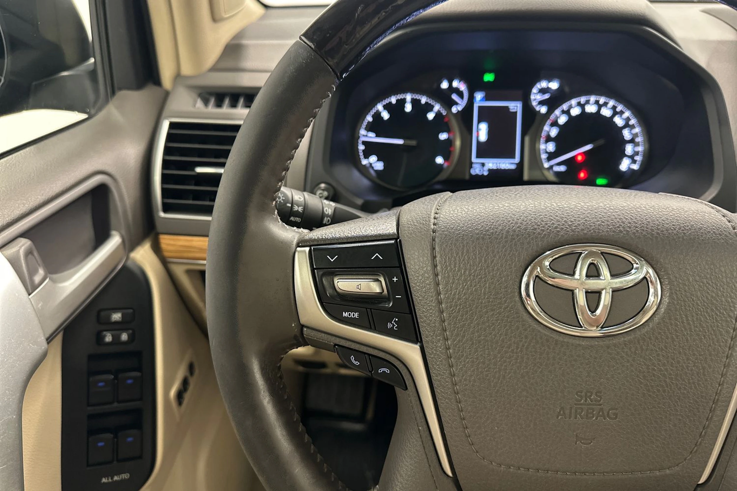 musta Toyota Land Cruiser 2018 kuva 11.