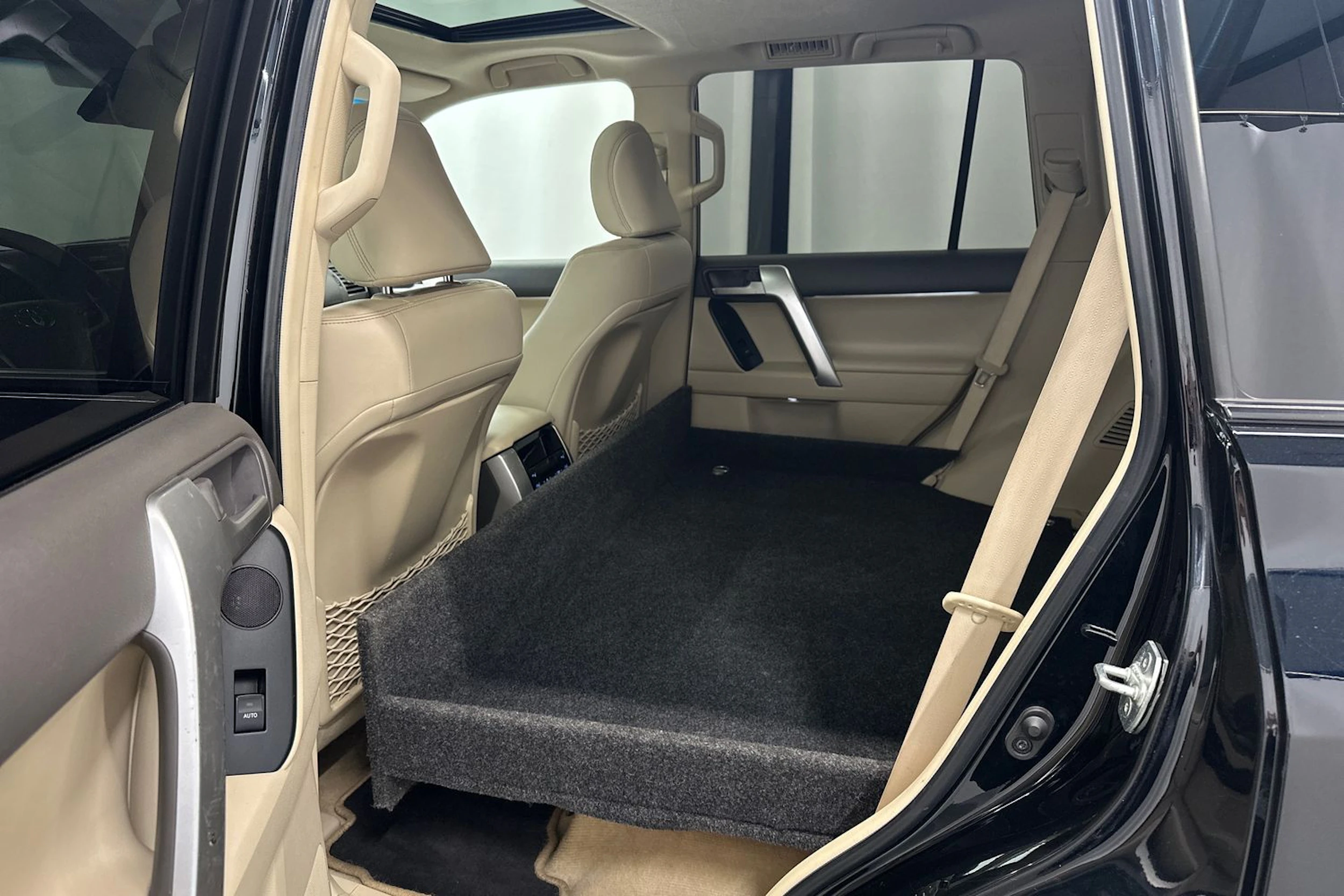 musta Toyota Land Cruiser 2018 kuva 27.