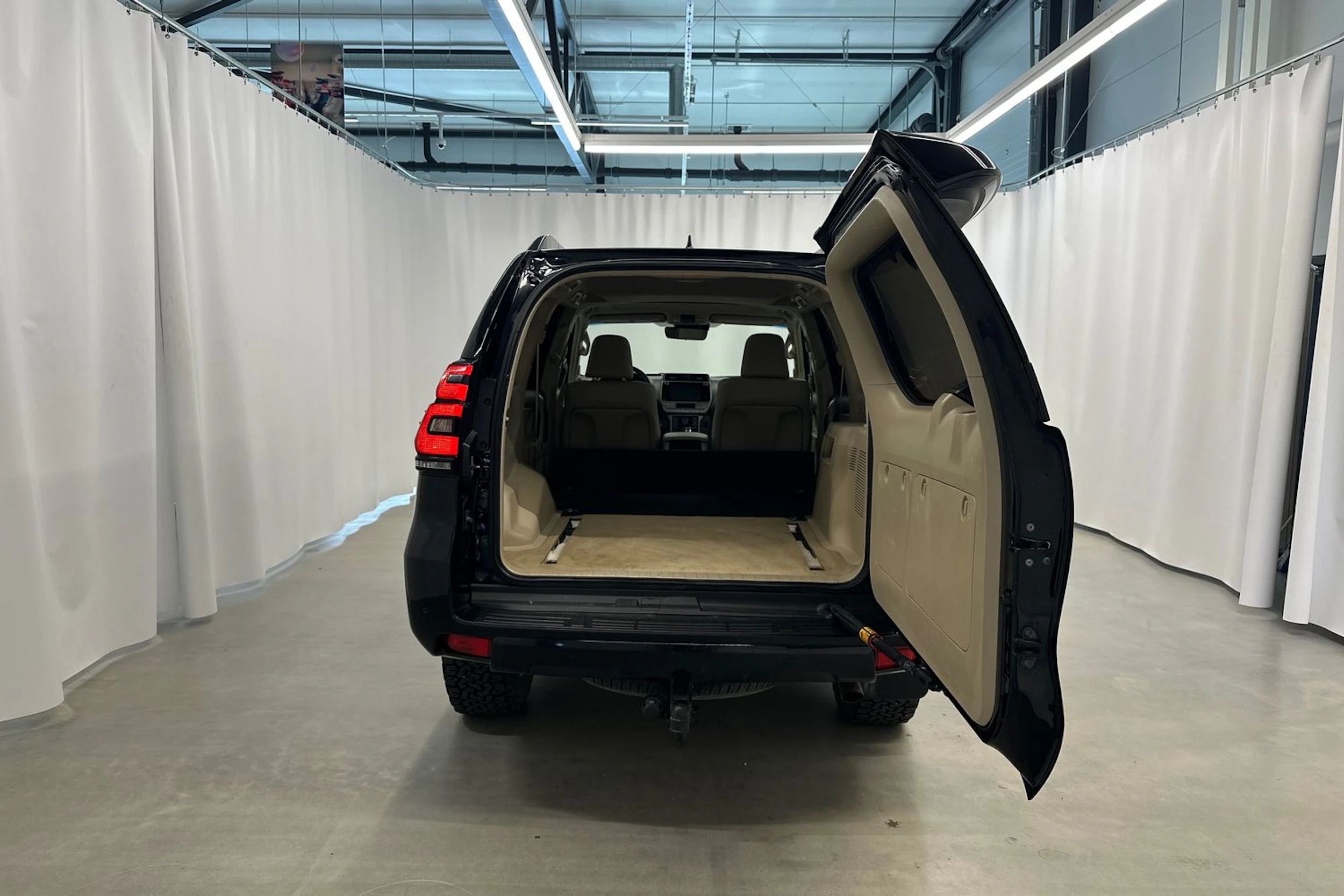 musta Toyota Land Cruiser 2018 kuva 29.