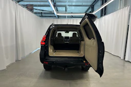 musta Toyota Land Cruiser 2018 kuva 29.