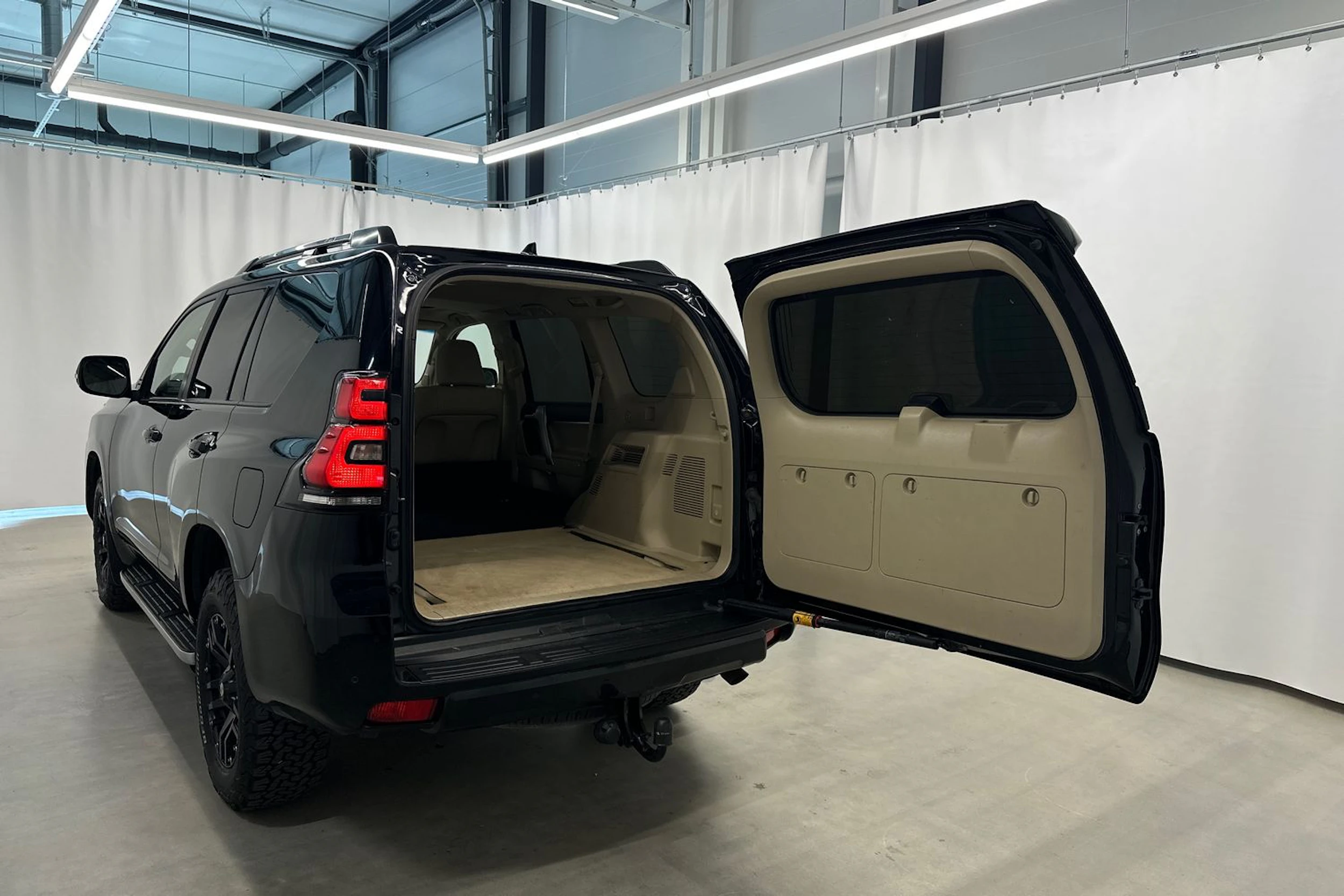 musta Toyota Land Cruiser 2018 kuva 31.