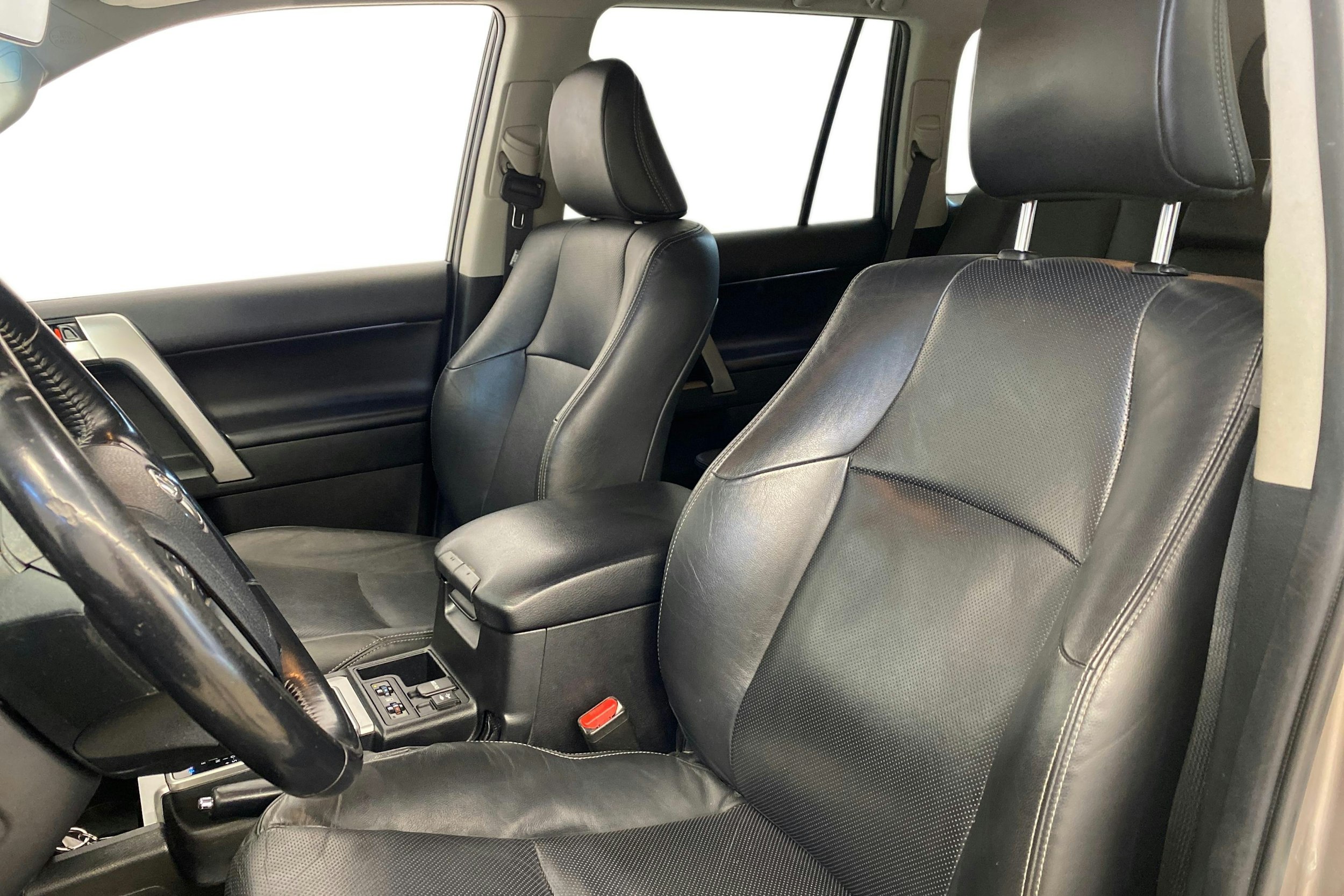 ruskea (beige) Toyota Land Cruiser 2019 kuva 9.