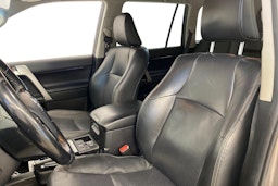 ruskea (beige) Toyota Land Cruiser 2019 kuva 9.
