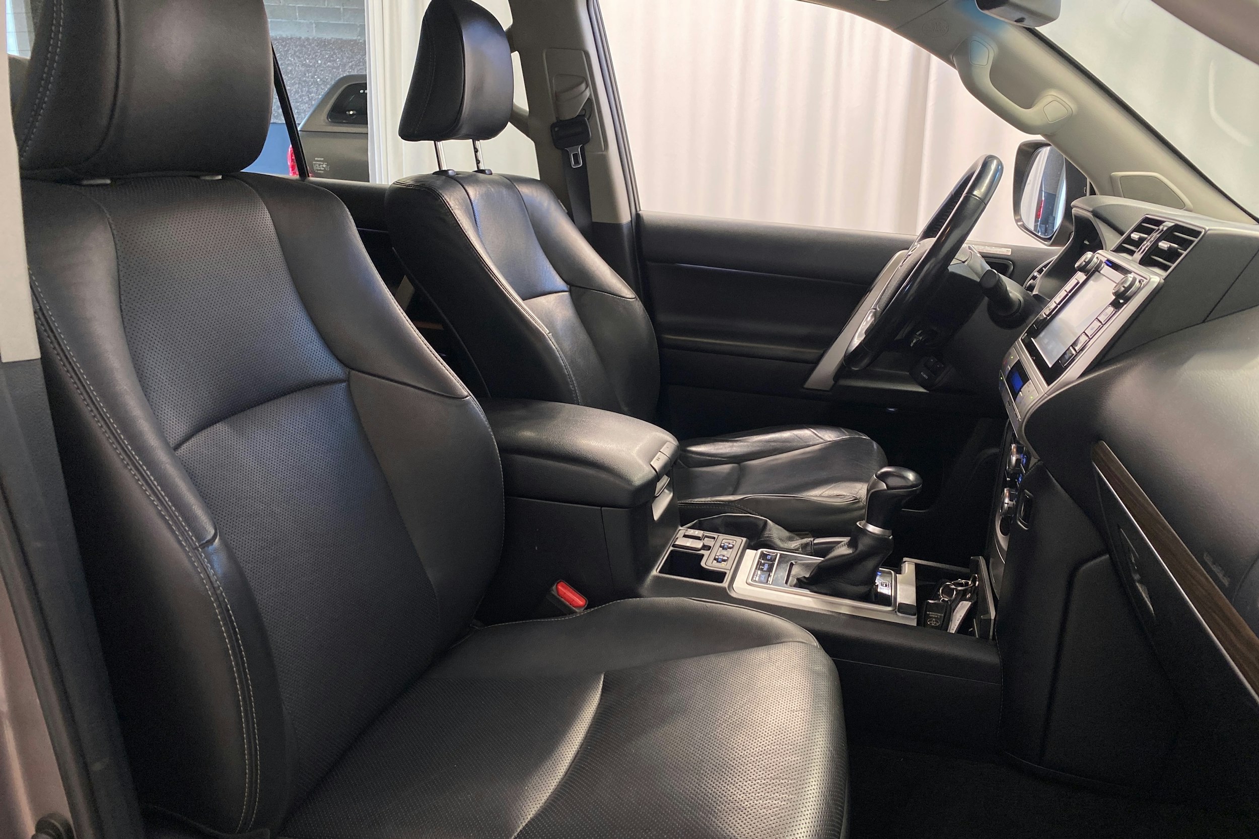 ruskea (beige) Toyota Land Cruiser 2019 kuva 12.