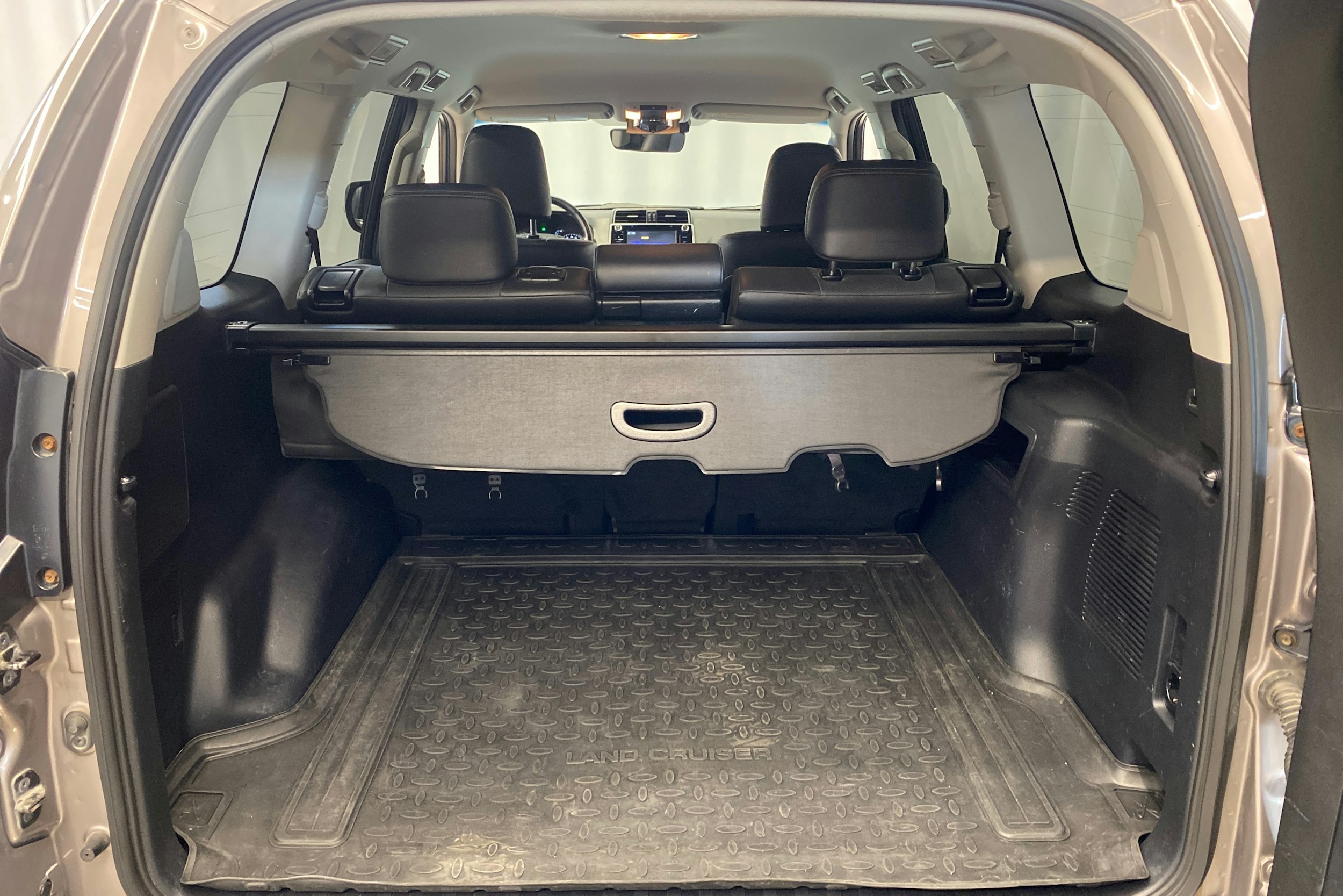 ruskea (beige) Toyota Land Cruiser 2019 kuva 13.