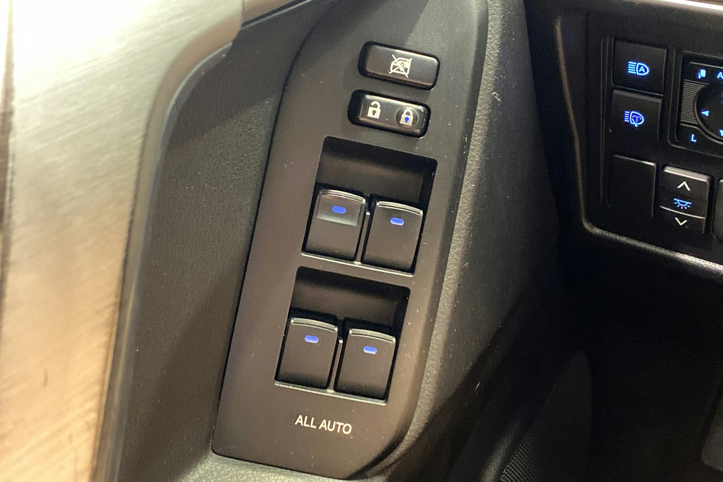 ruskea (beige) Toyota Land Cruiser 2019 kuva 14.