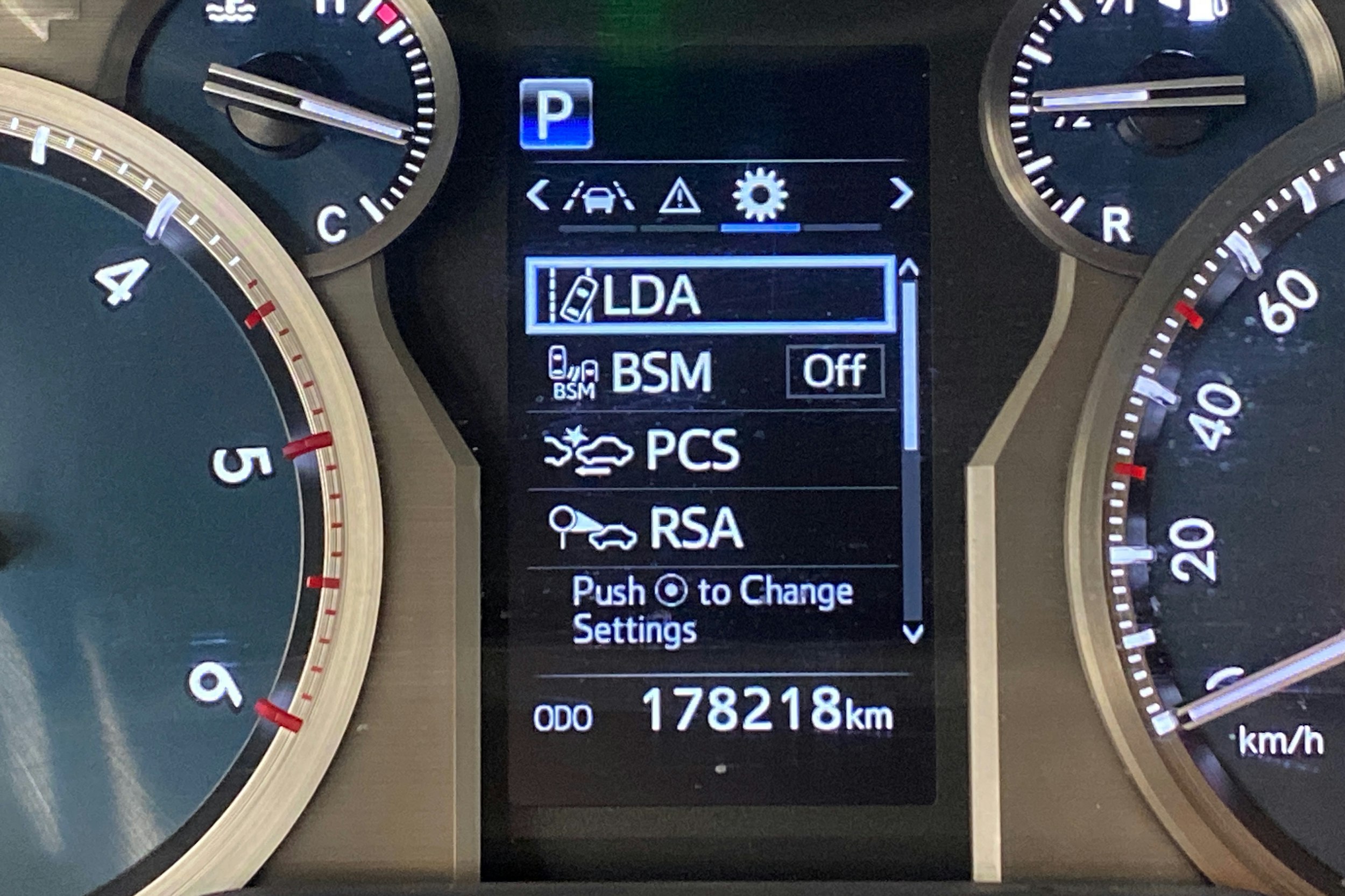 ruskea (beige) Toyota Land Cruiser 2019 kuva 30.