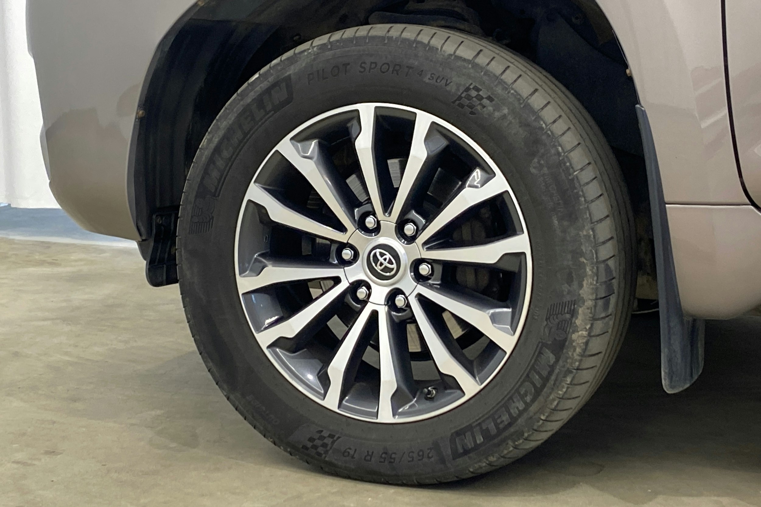 ruskea (beige) Toyota Land Cruiser 2019 kuva 31.