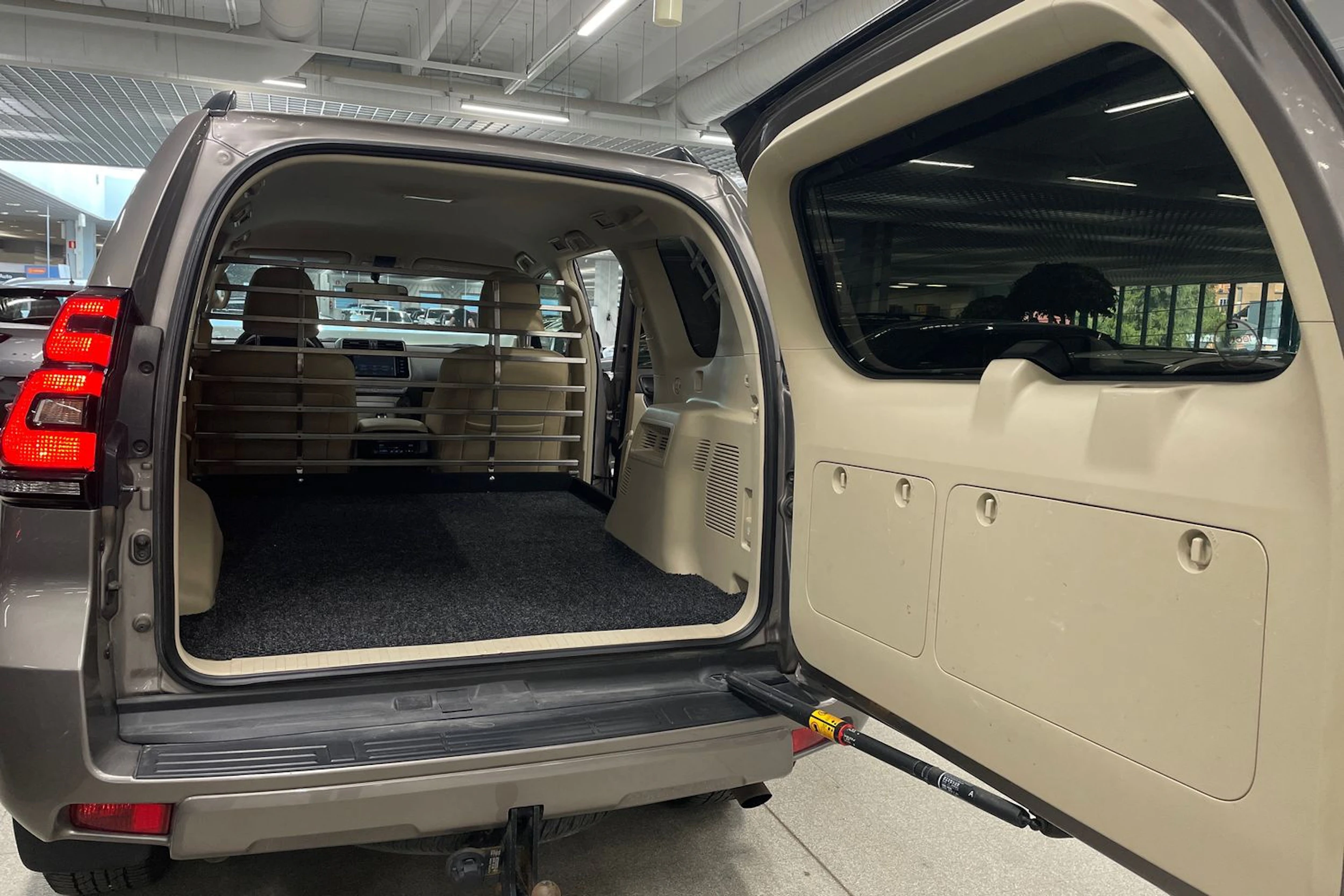 Ruskea (beige) Toyota Land Cruiser 2020 kuva 24.