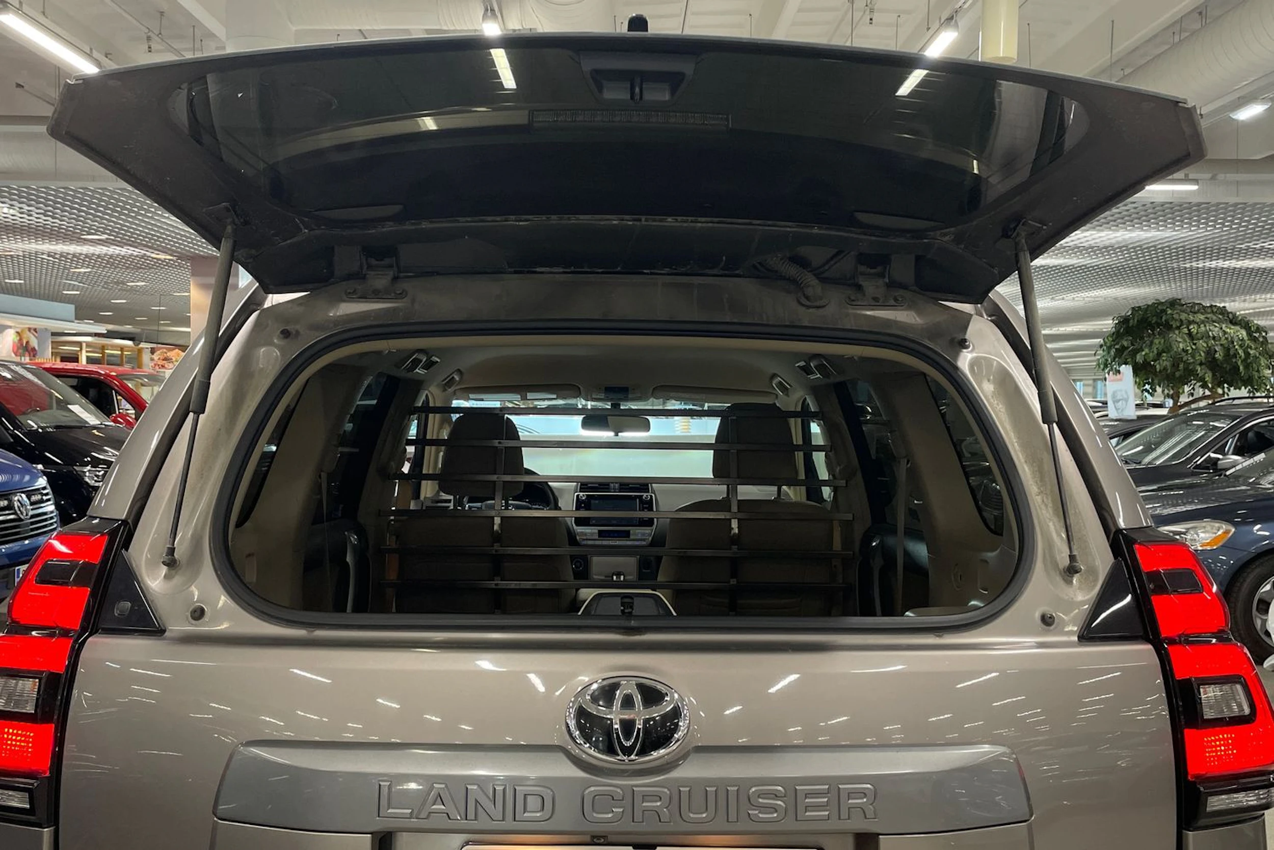 Ruskea (beige) Toyota Land Cruiser 2020 kuva 26.
