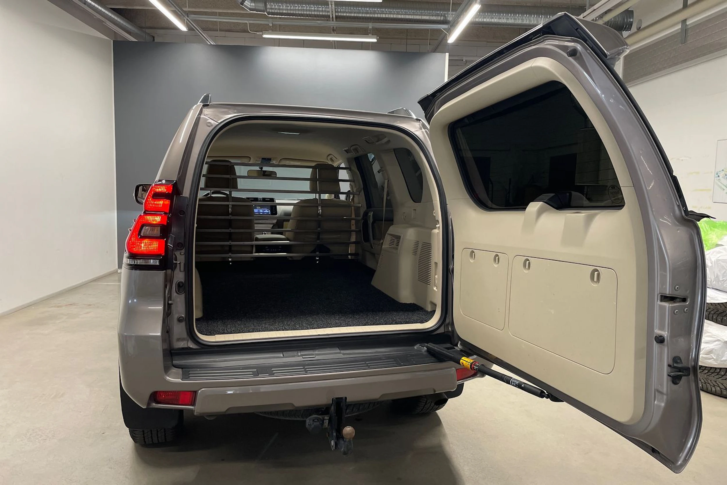 Ruskea (beige) Toyota Land Cruiser 2020 kuva 30.