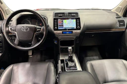punainen Toyota Land Cruiser 2022 kuva 7.