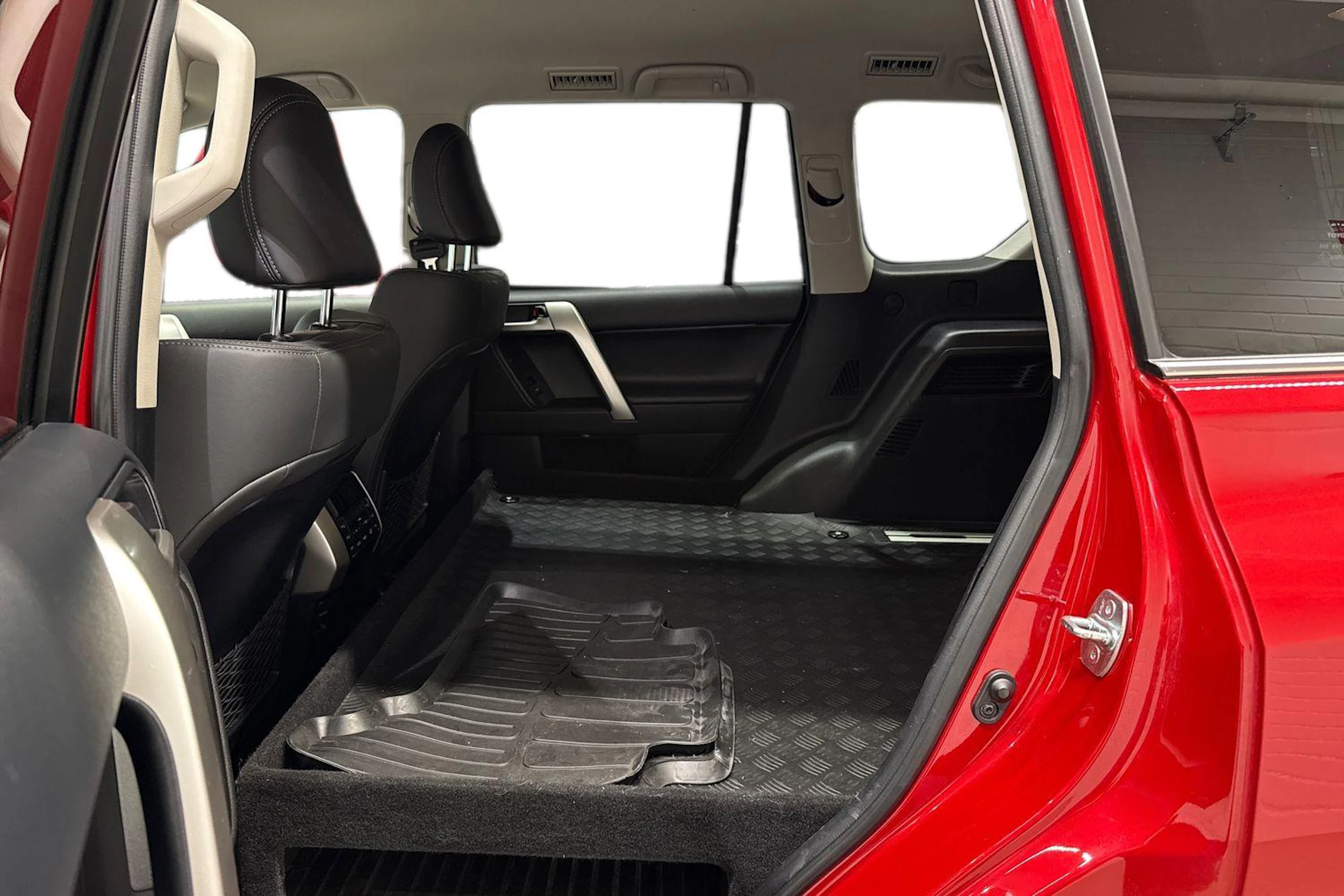 punainen Toyota Land Cruiser 2022 kuva 8.