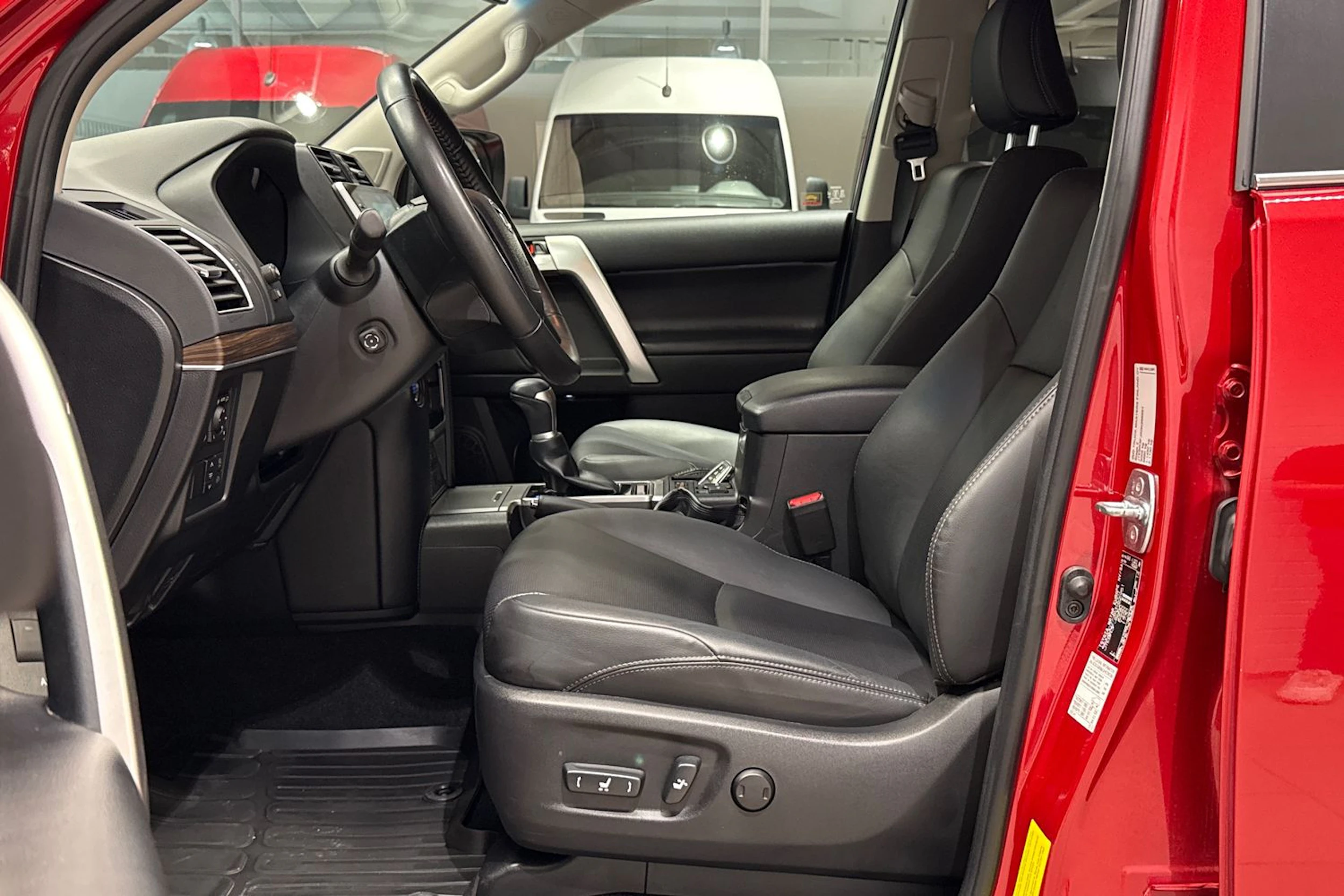 punainen Toyota Land Cruiser 2022 kuva 10.